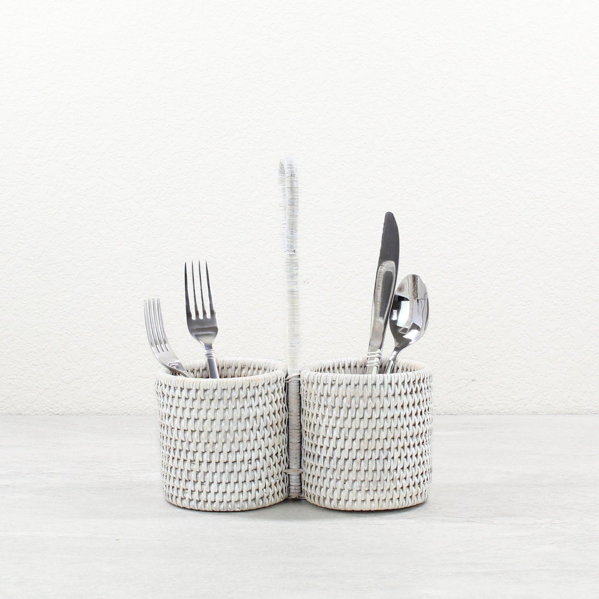 Whitewashed rattan utensil holder with handle, holds forks and knives – ECO HANDCRAFT