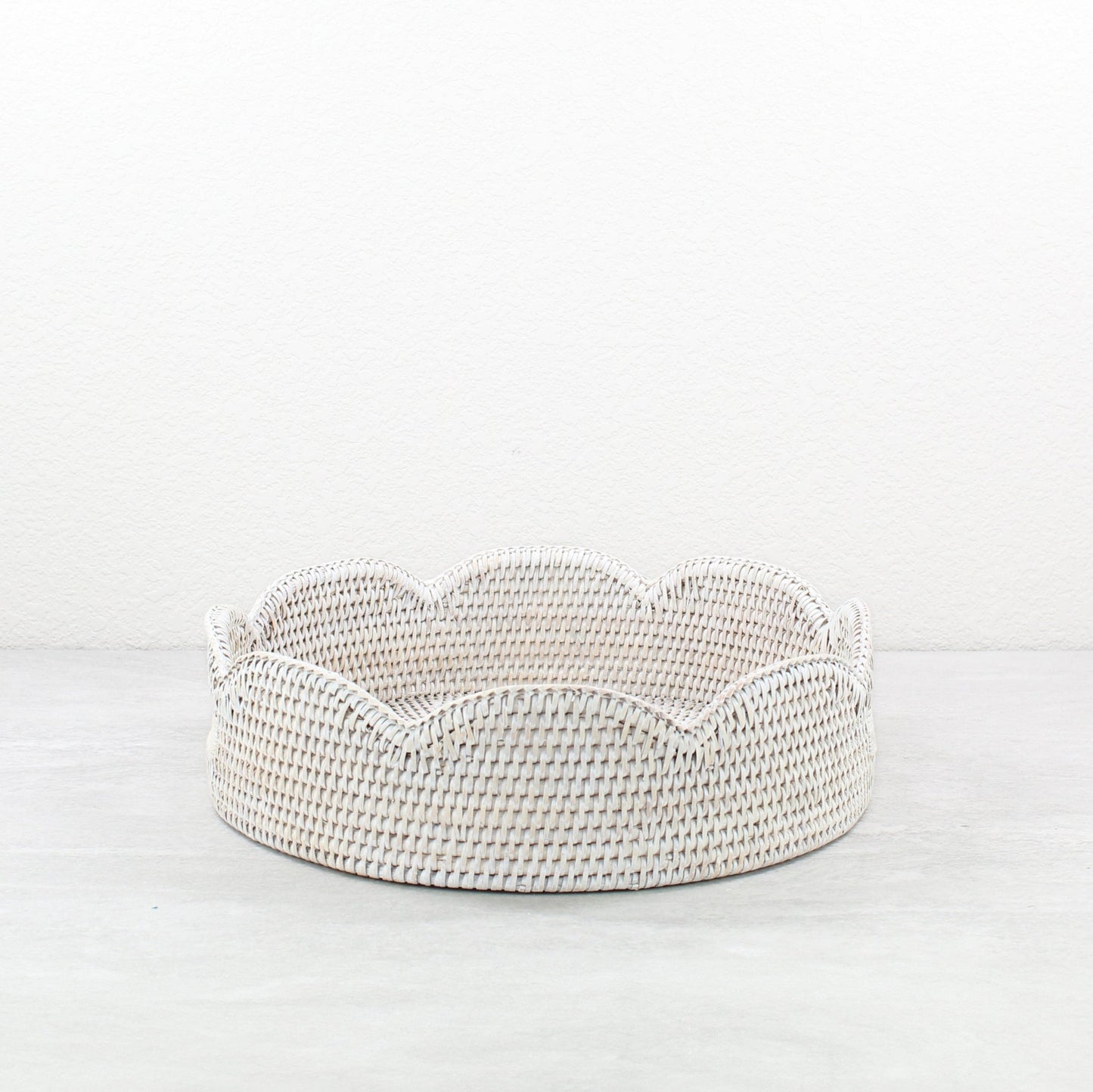 Medium scalloped whitewashed round rattan tray for decor or serving – ECO HANDCRAFT