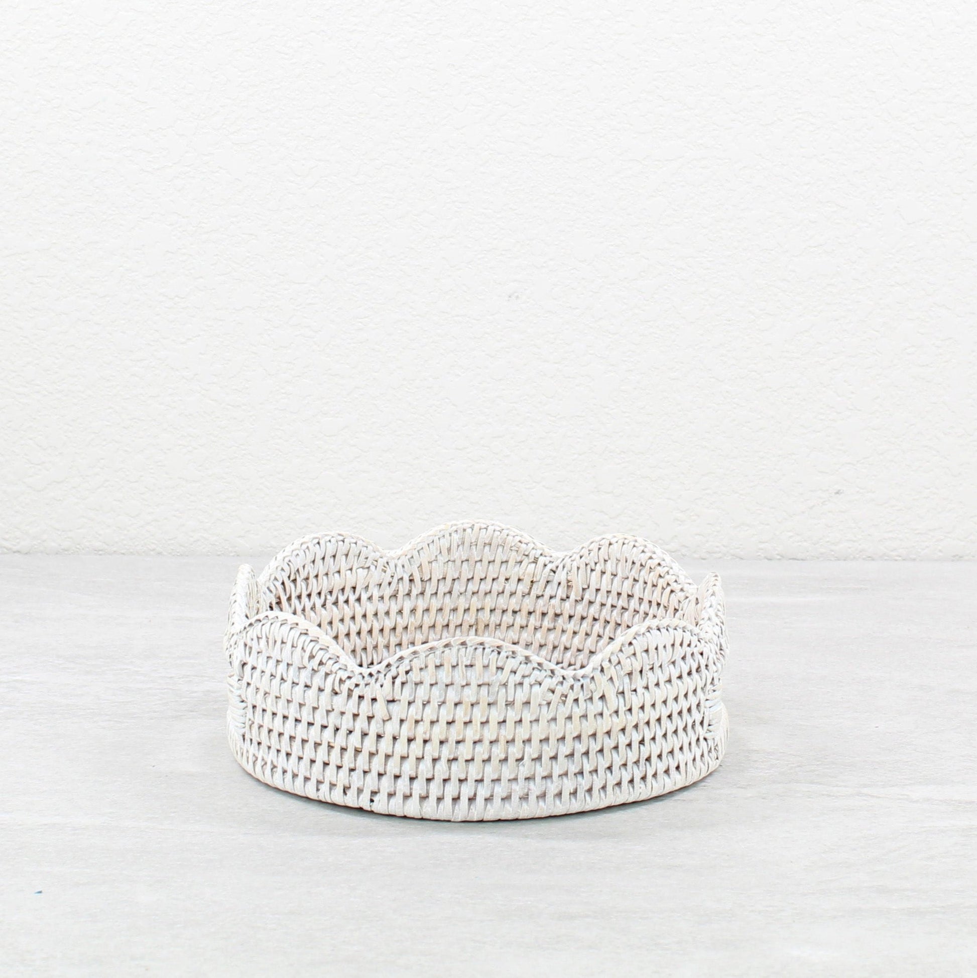 Tight woven whitewashed small scalloped rattan tray for jewelry or skincare – ECO HANDCRAFT