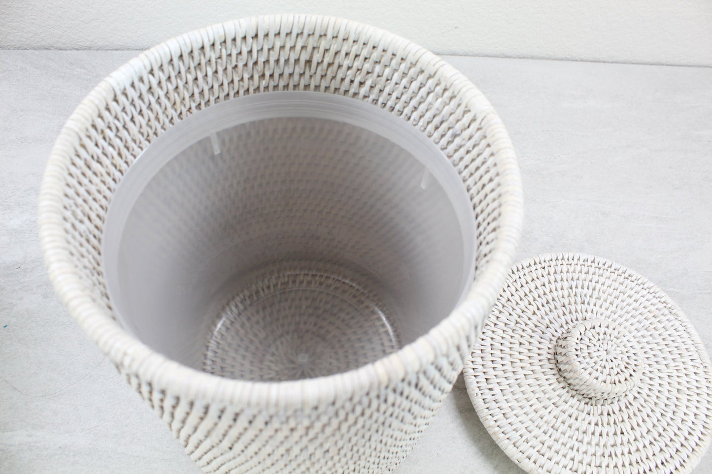 ECO HANDCRAFT whitewash rattan canister with removable lid and plastic insert, ideal for stylish bath storage