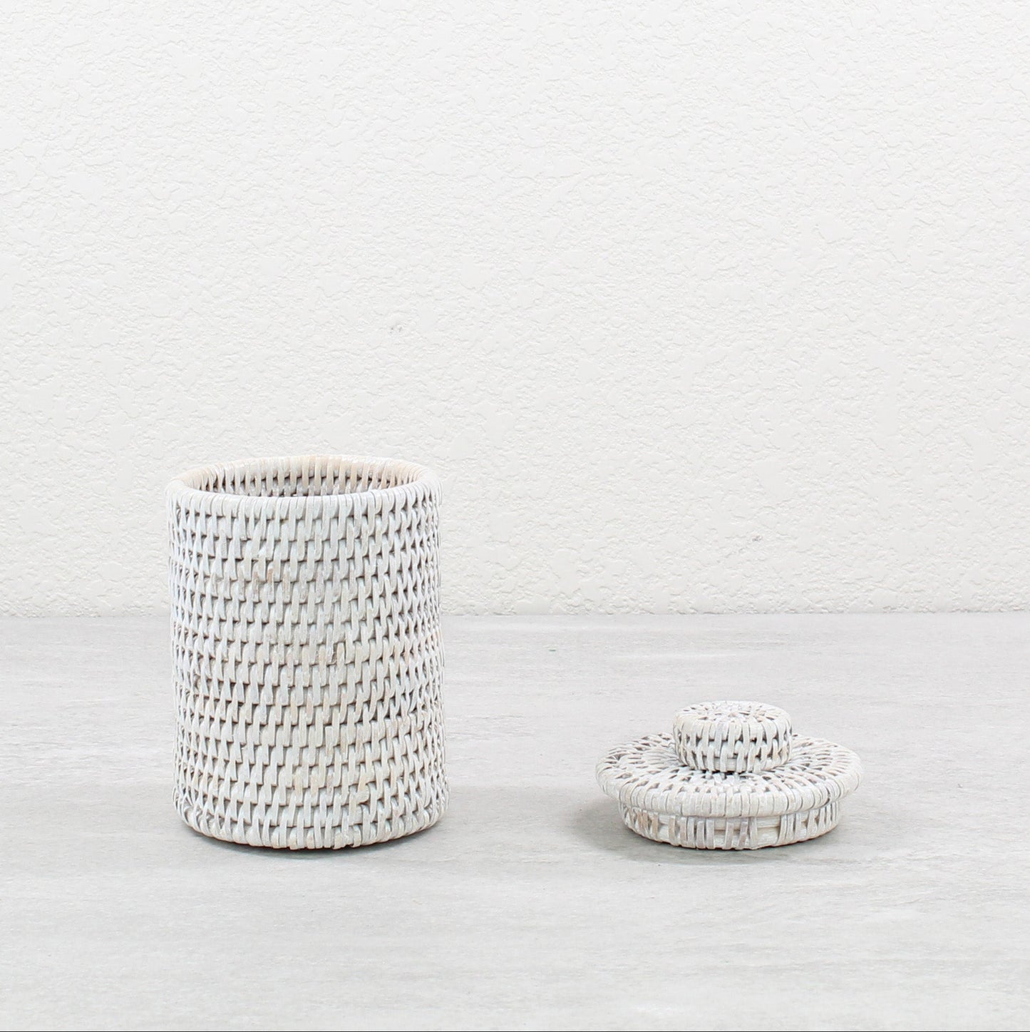 40-Rattan_Round_Basket_with_Lid_No_Insert_-Sustainable_Home_Organizing-Whitewash-01-use