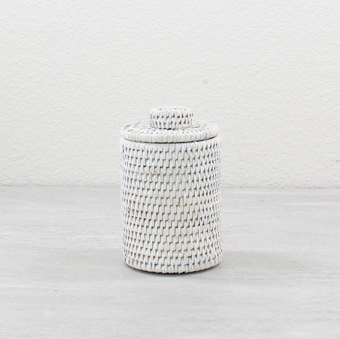 40-Rattan_Round_Basket_with_Lid_No_Insert_-Sustainable_Home_Organizing-Whitewash-02