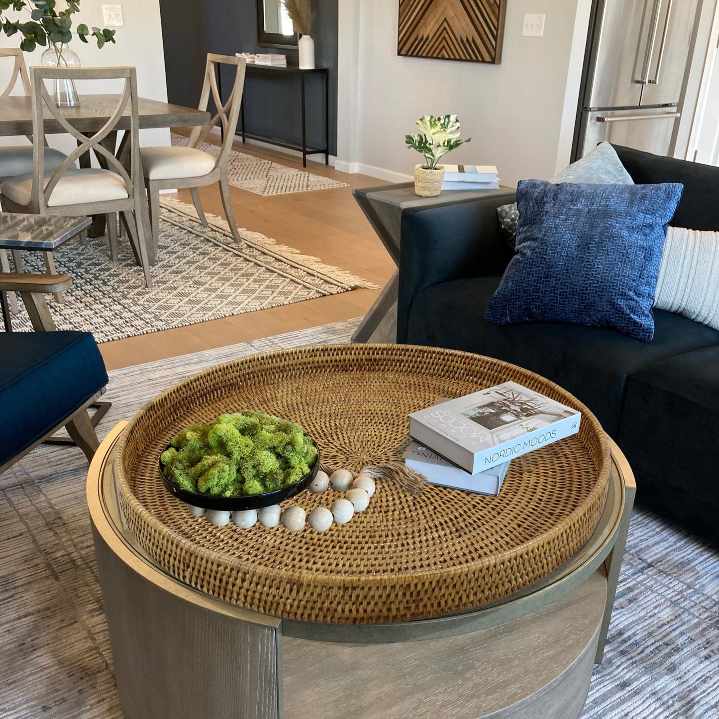 Extra-Large-Round-Rattan-Tray-01-use