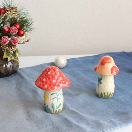 IMG_5593-MushroomHand-paintedSalt_PepperShakersSet-02