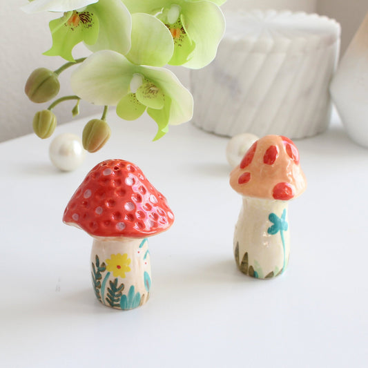 IMG_5623-MushroomHand-paintedSalt_PepperShakersSet-06