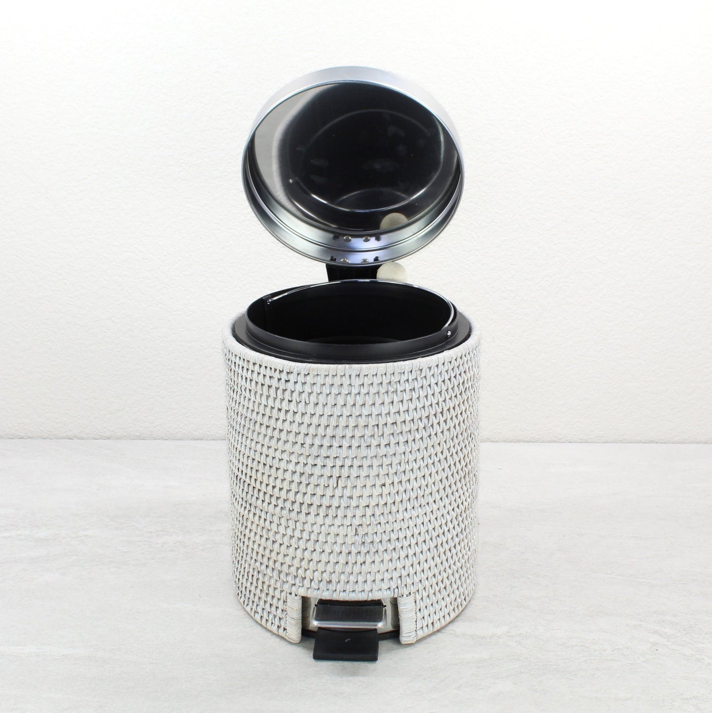 Rattan_Waste_Bin_with_Metal_Inside_and_Plastic_Insert-Sustainable_Home_Organizing-003
