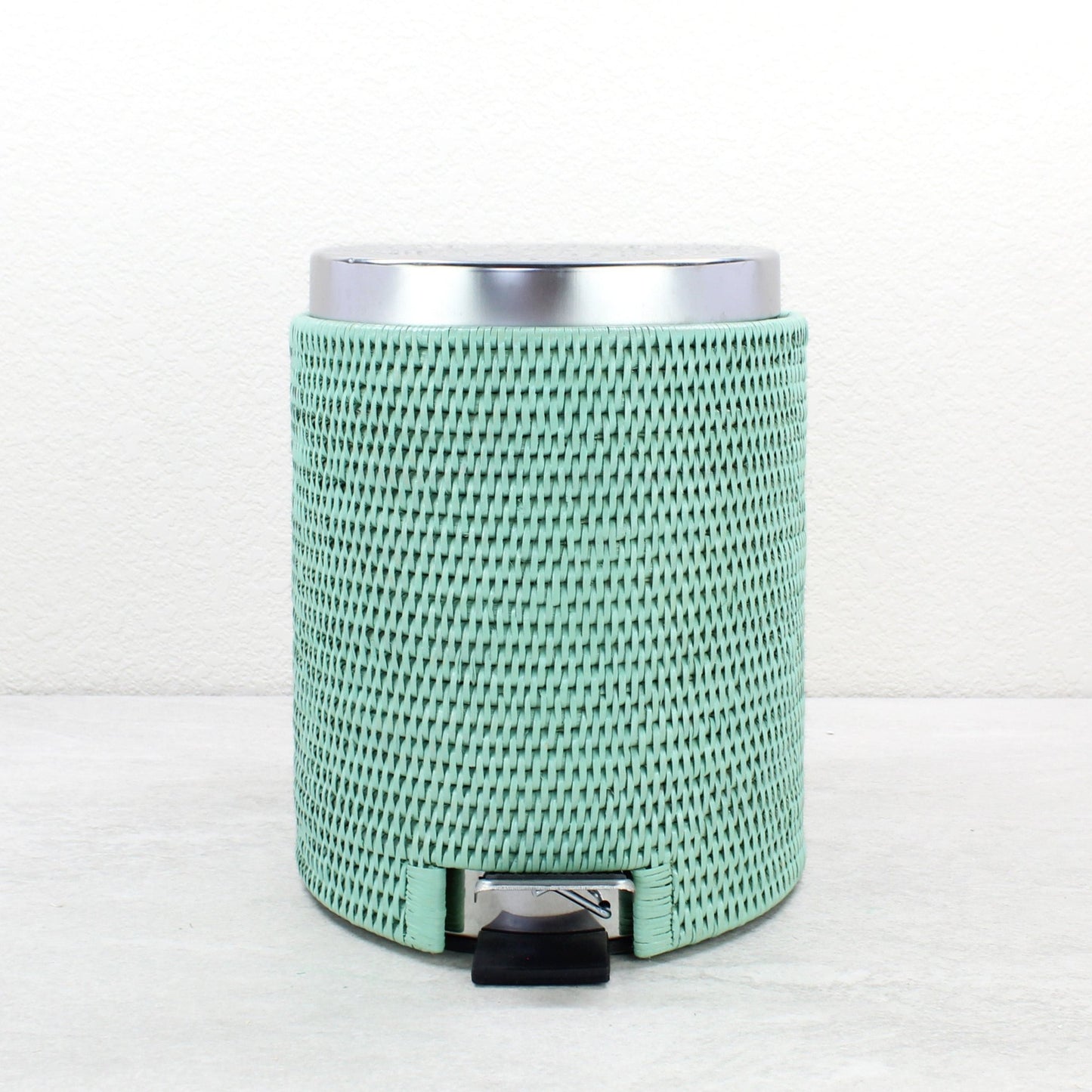 Rattan_Waste_Bin_with_Metal_Inside_and_Plastic_Insert-Sustainable_Home_Organizing-004