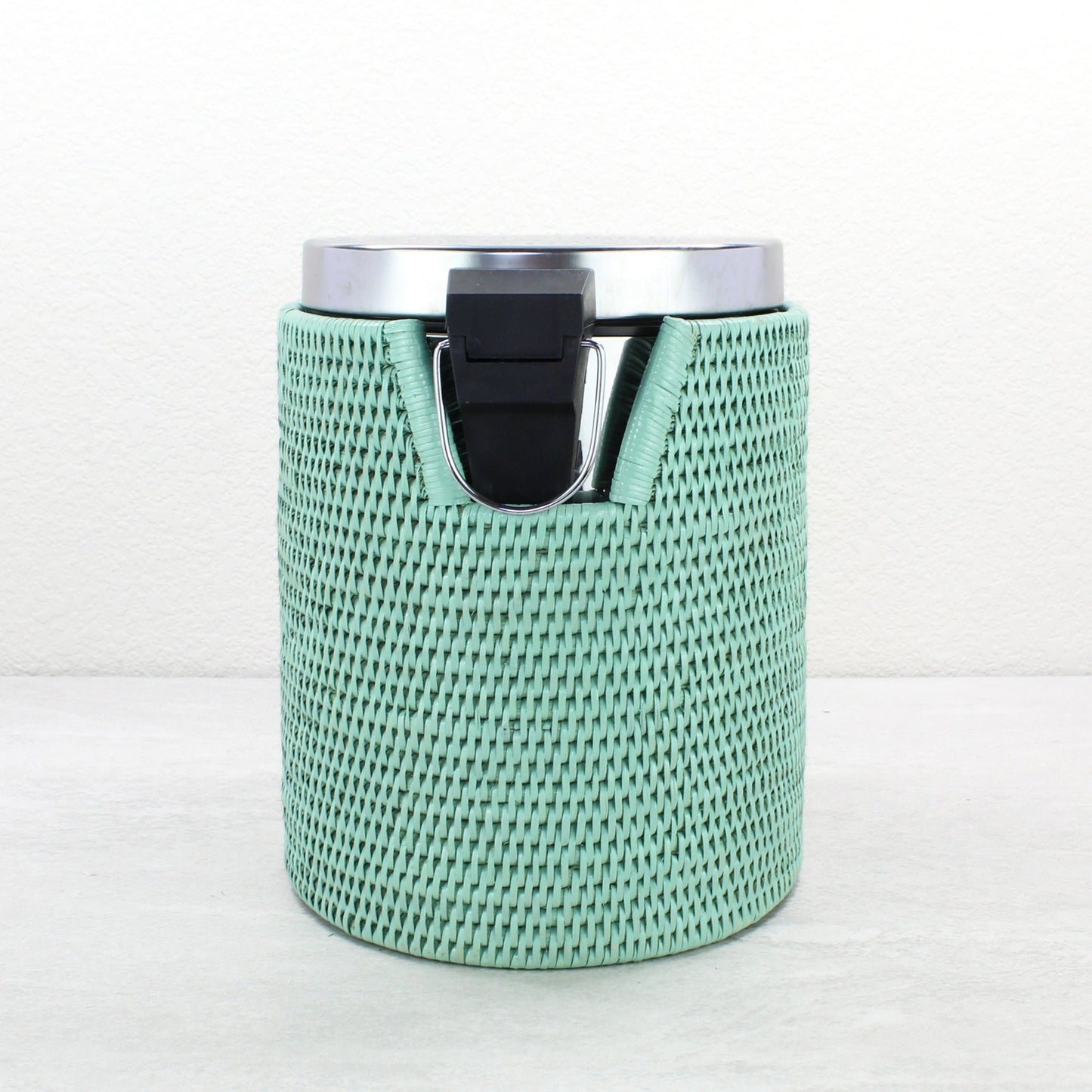 Rattan_Waste_Bin_with_Metal_Inside_and_Plastic_Insert-Sustainable_Home_Organizing-006