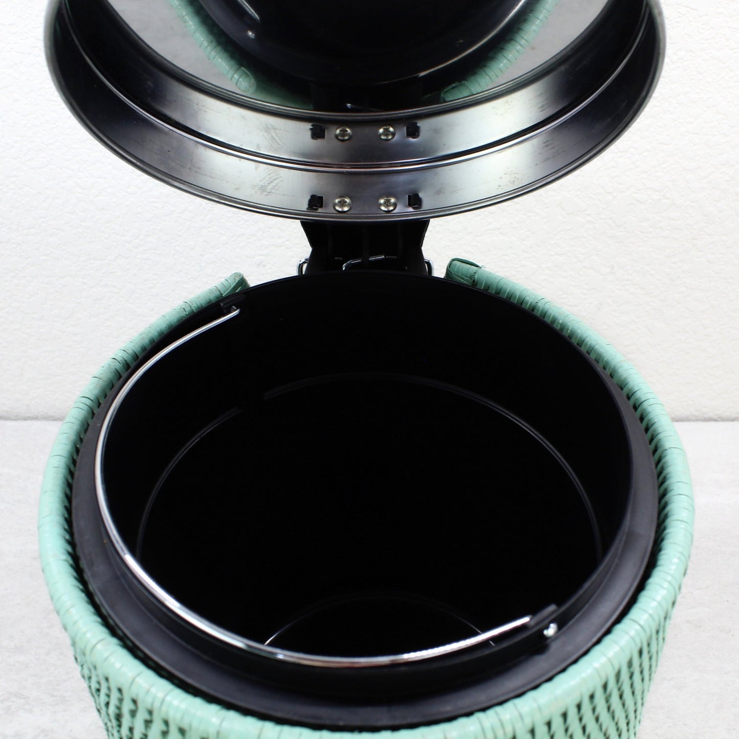 Rattan_Waste_Bin_with_Metal_Inside_and_Plastic_Insert-Sustainable_Home_Organizing-008