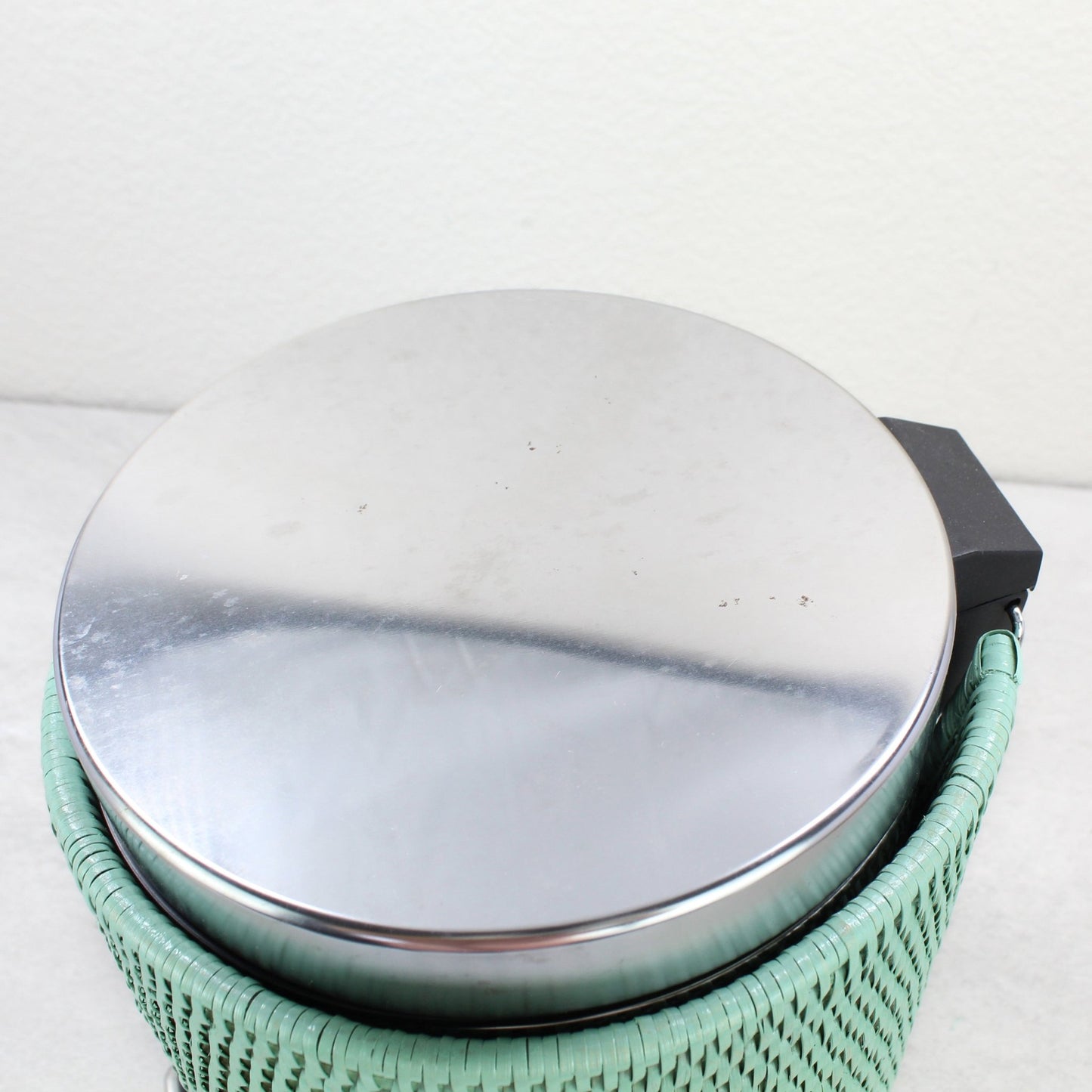 Rattan_Waste_Bin_with_Metal_Inside_and_Plastic_Insert-Sustainable_Home_Organizing-009