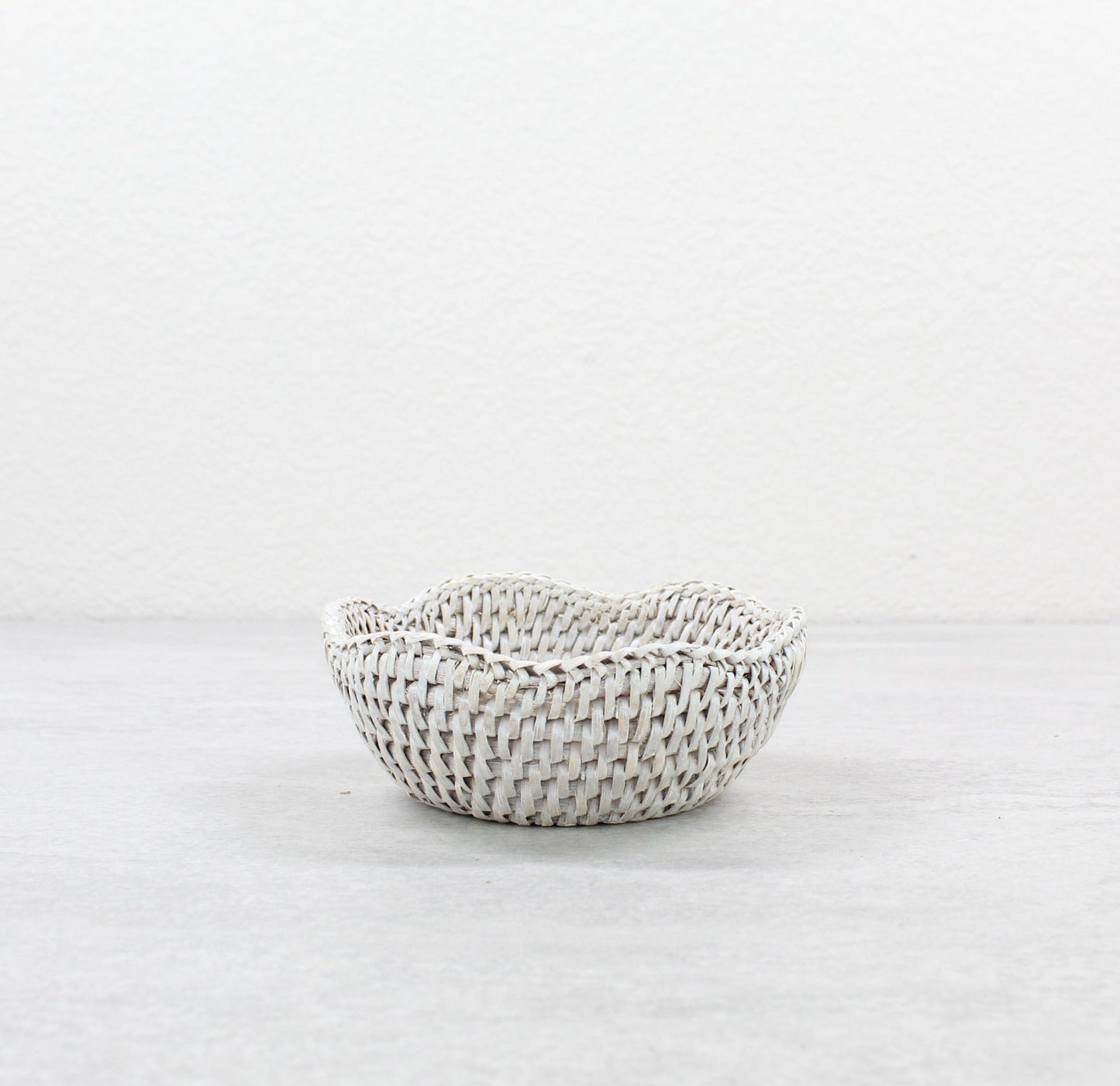 Round-Scalloped-Bowl-Tray-Close-Weaving-Sustainable-Home-Organizing-SS-Combination-002