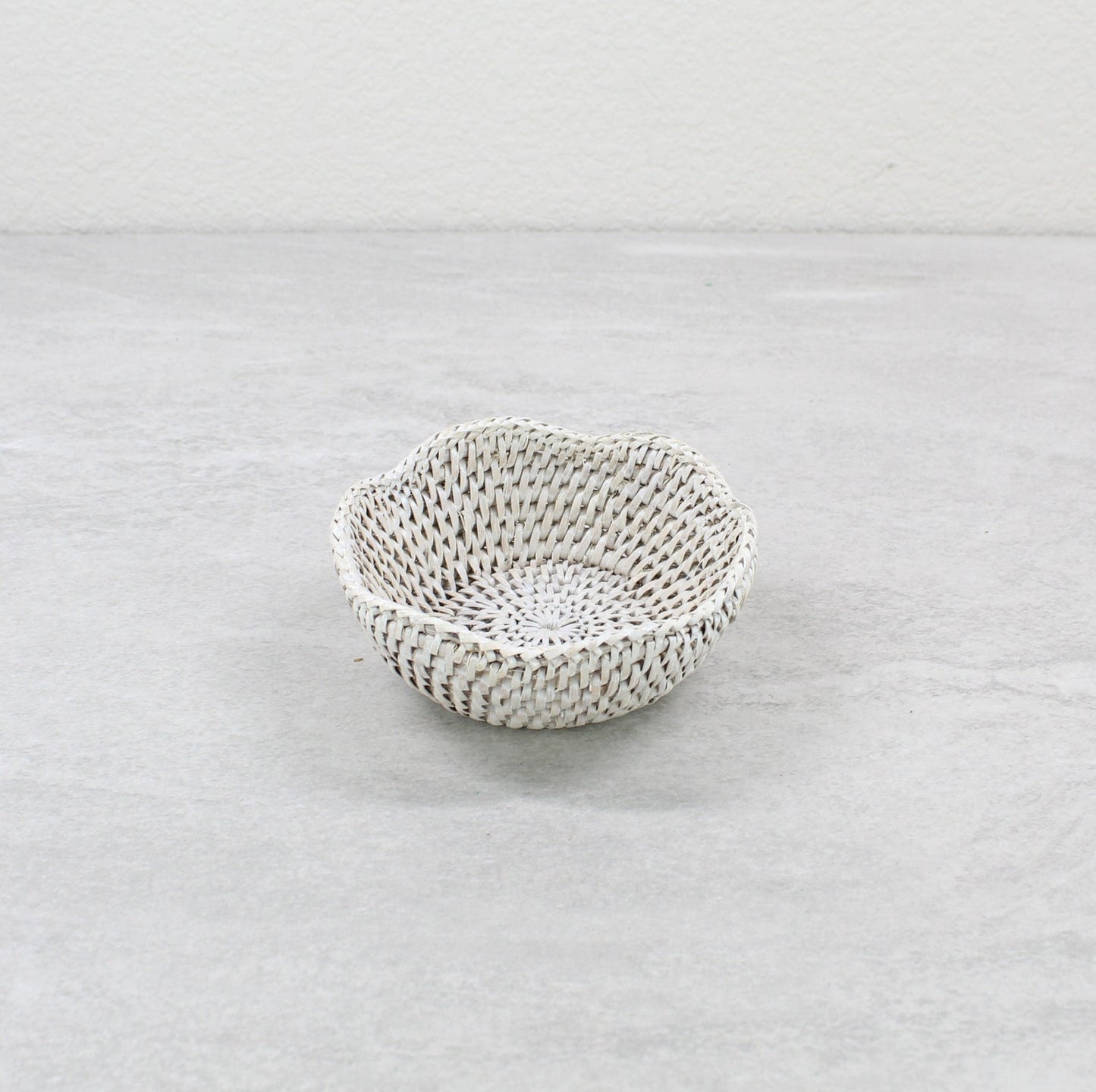 Round-Scalloped-Bowl-Tray-Close-Weaving-Sustainable-Home-Organizing-SS-Combination-007