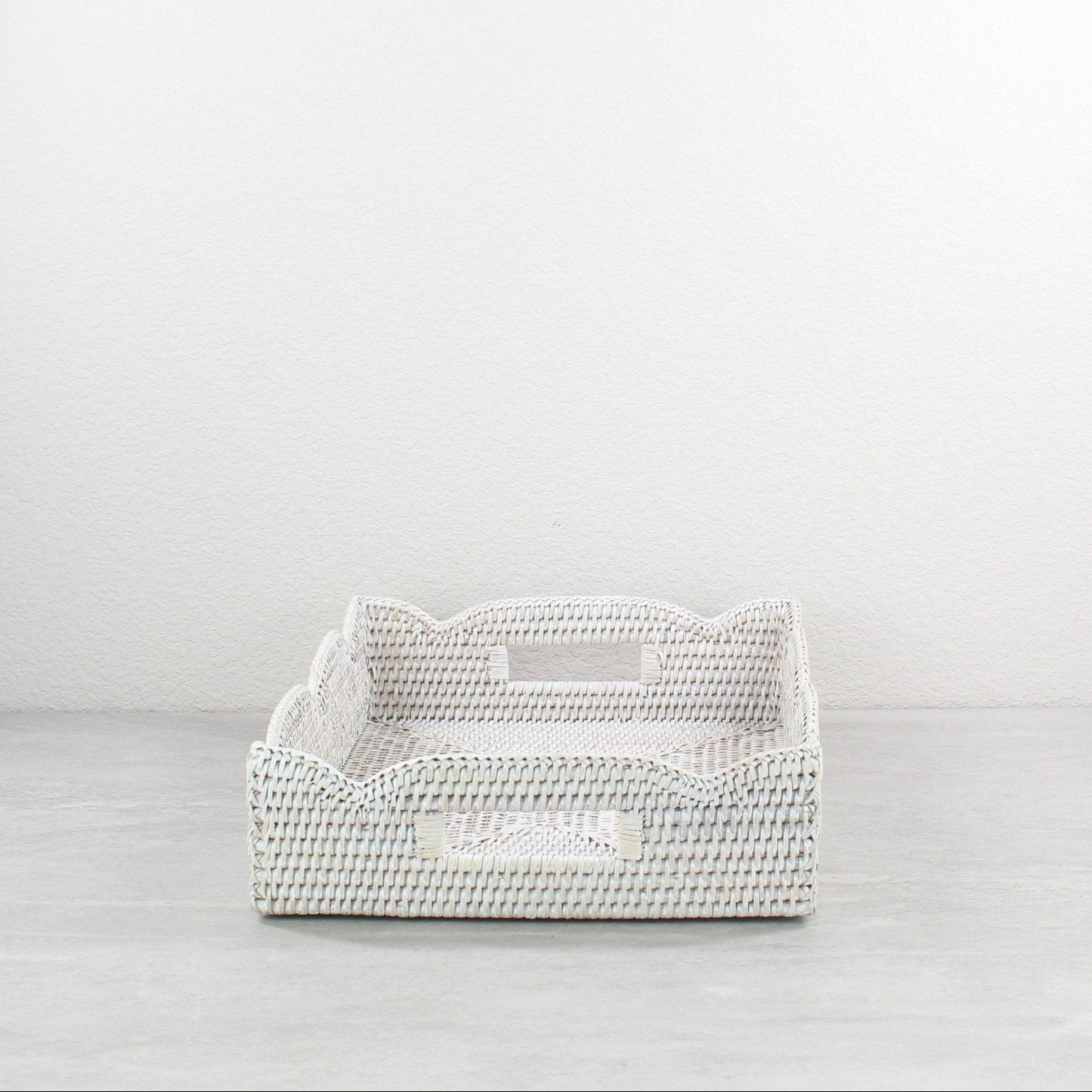 Scalloped-Lace-Tray-Close-Weaving-Medium-Whitewash-009