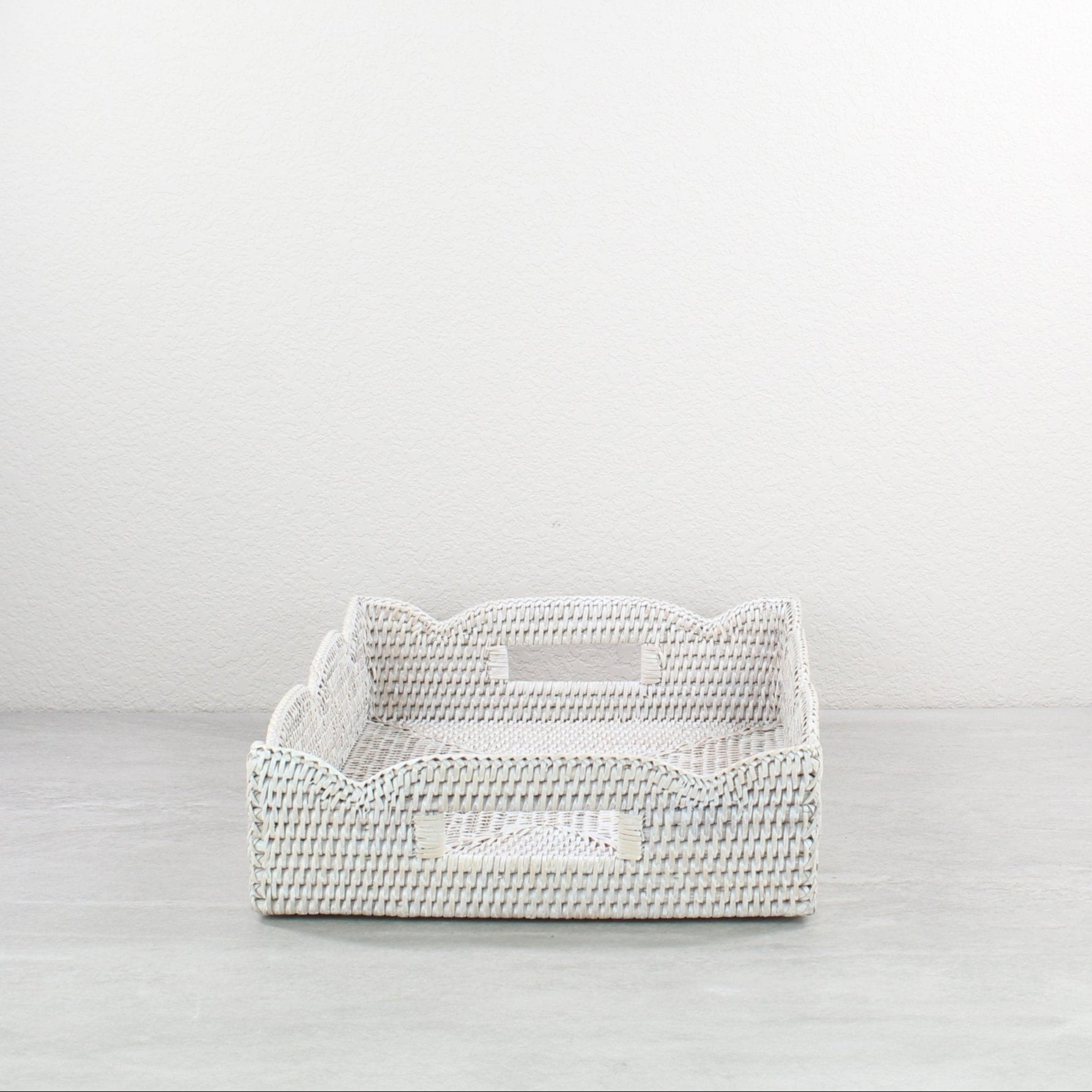 Scalloped-Lace-Tray-Close-Weaving-Medium-Whitewash-009