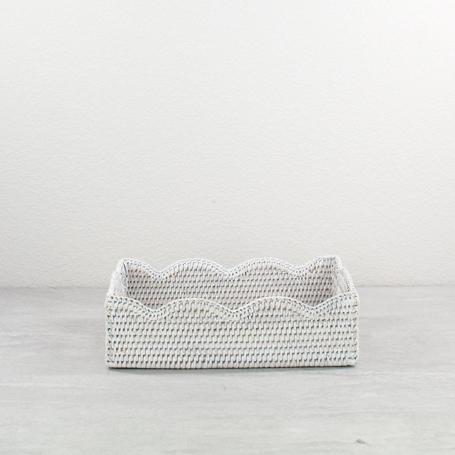 Scalloped-Lace-Tray-Close-Weaving-Small-Whitewash-002
