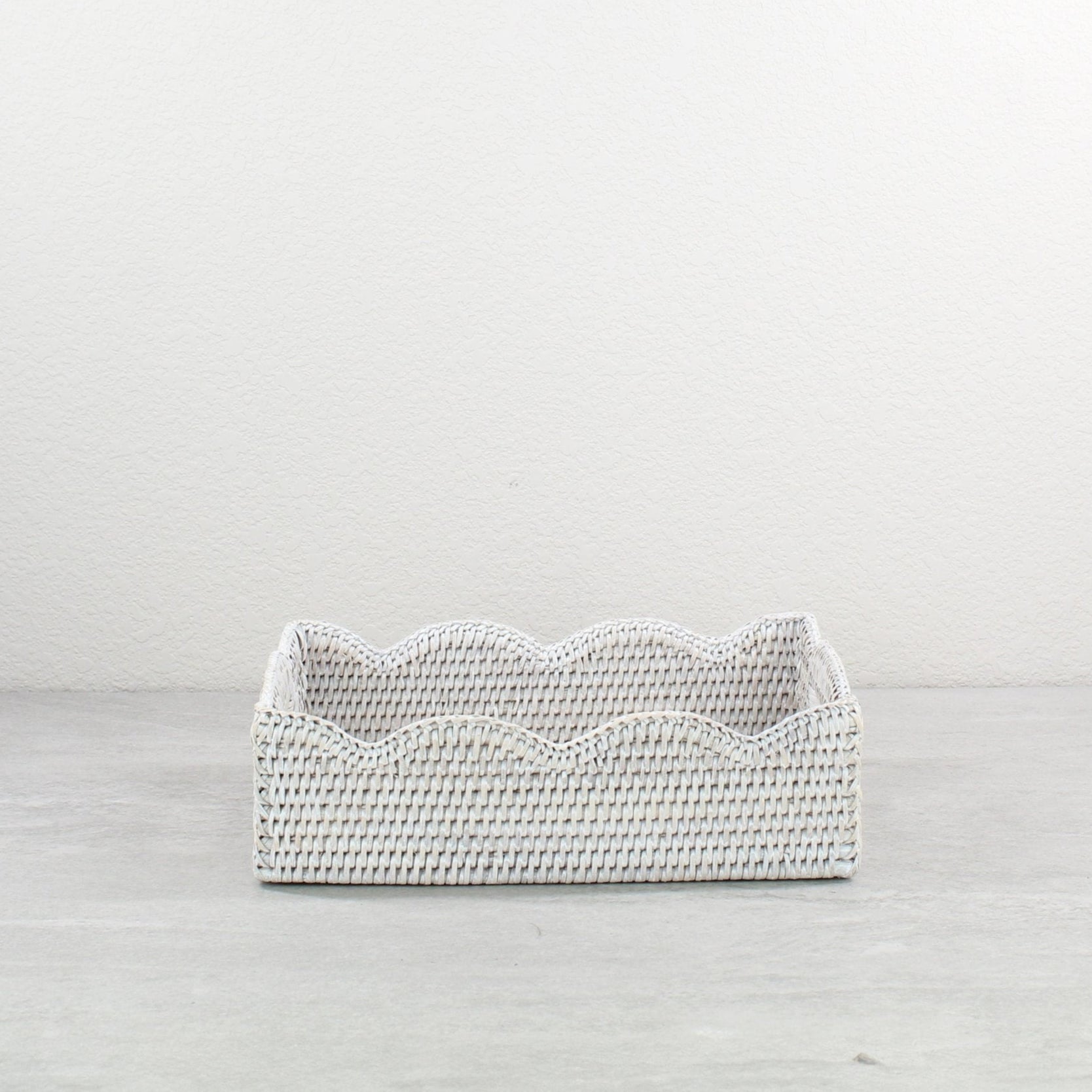 Scalloped-Lace-Tray-Close-Weaving-Small-Whitewash-002