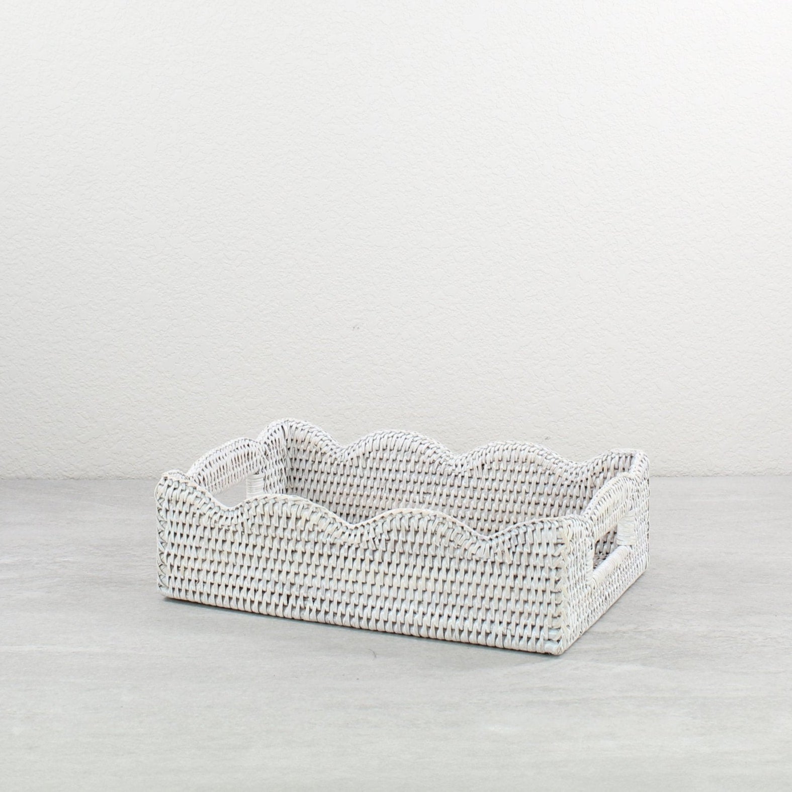 Scalloped-Lace-Tray-Close-Weaving-Small-Whitewash-007