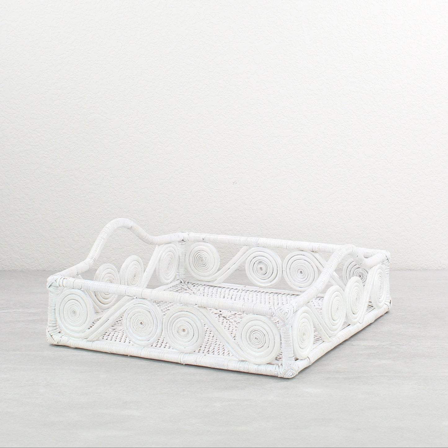 17-Swirly_Rattan_Tray-Square-32cm-Rattan_Bottom-Whitewash-02-use