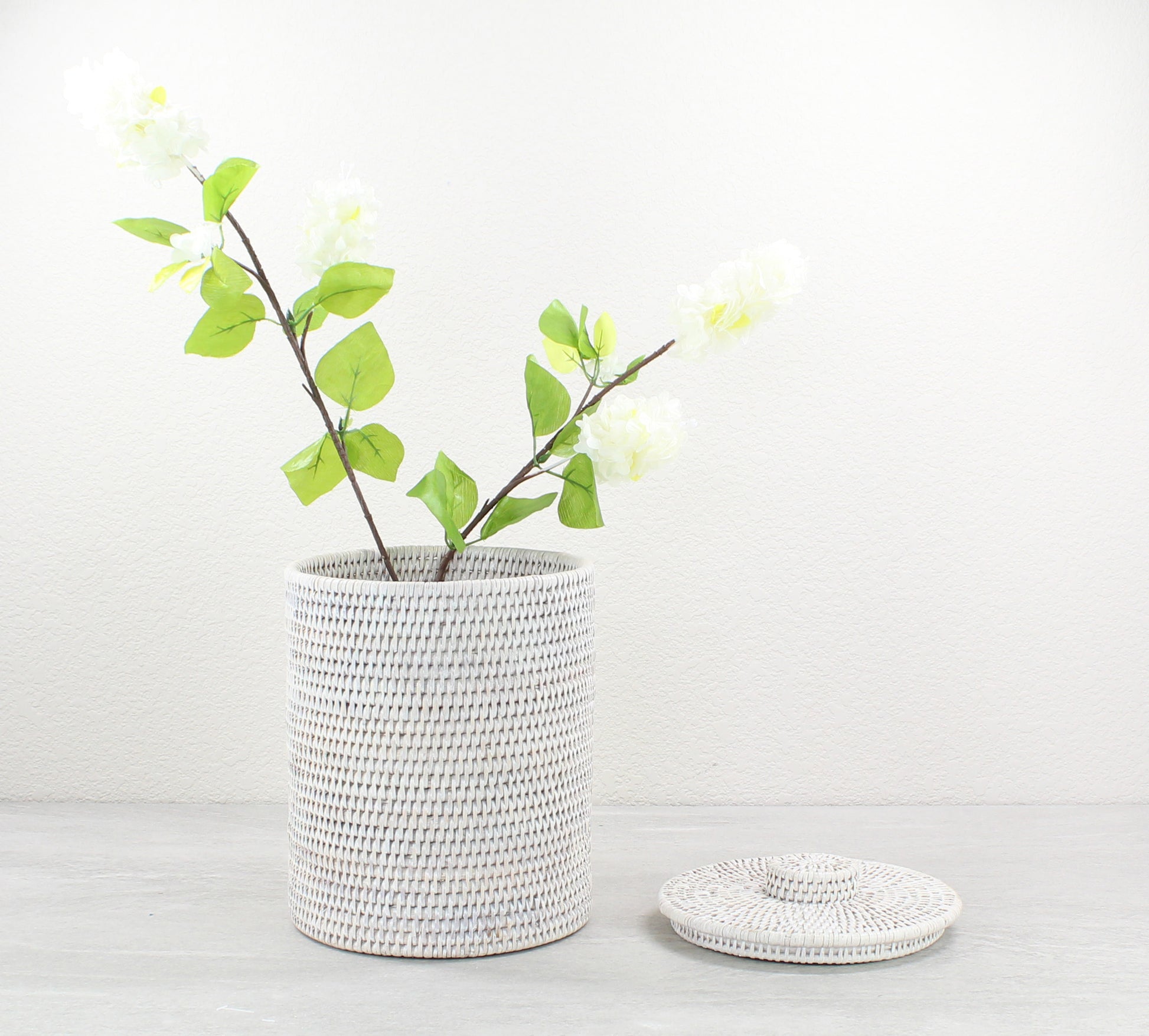 3-Rattan_Round_Waste_Bin_with_Lid_Plastic_Insert_-Sustainable_Home_Organizing-Whitewash-04-2