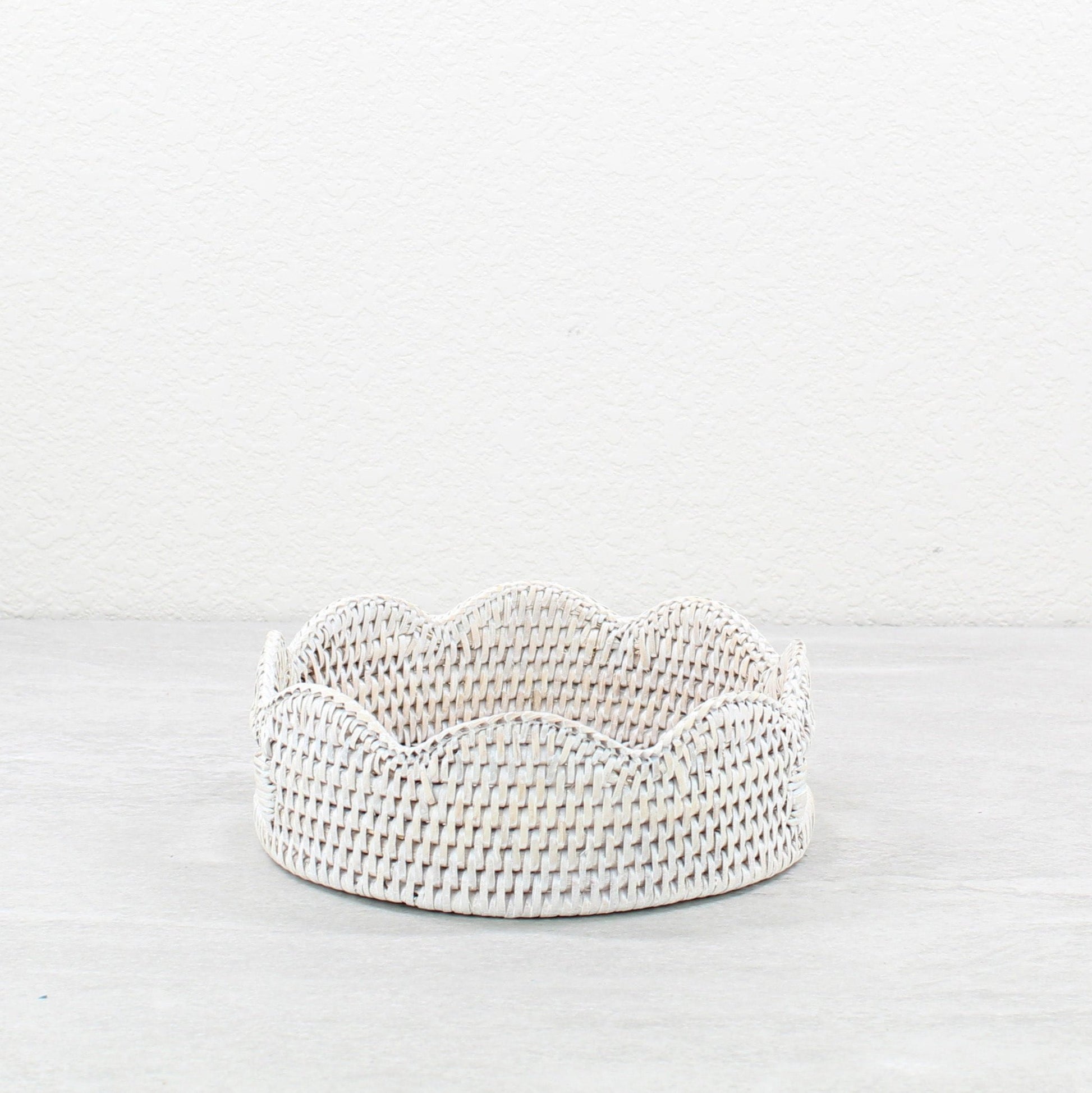 3-Round_Scalloped_Rattan_Tray-Sustainable_Home_Organizing-Small-Whitewash-03