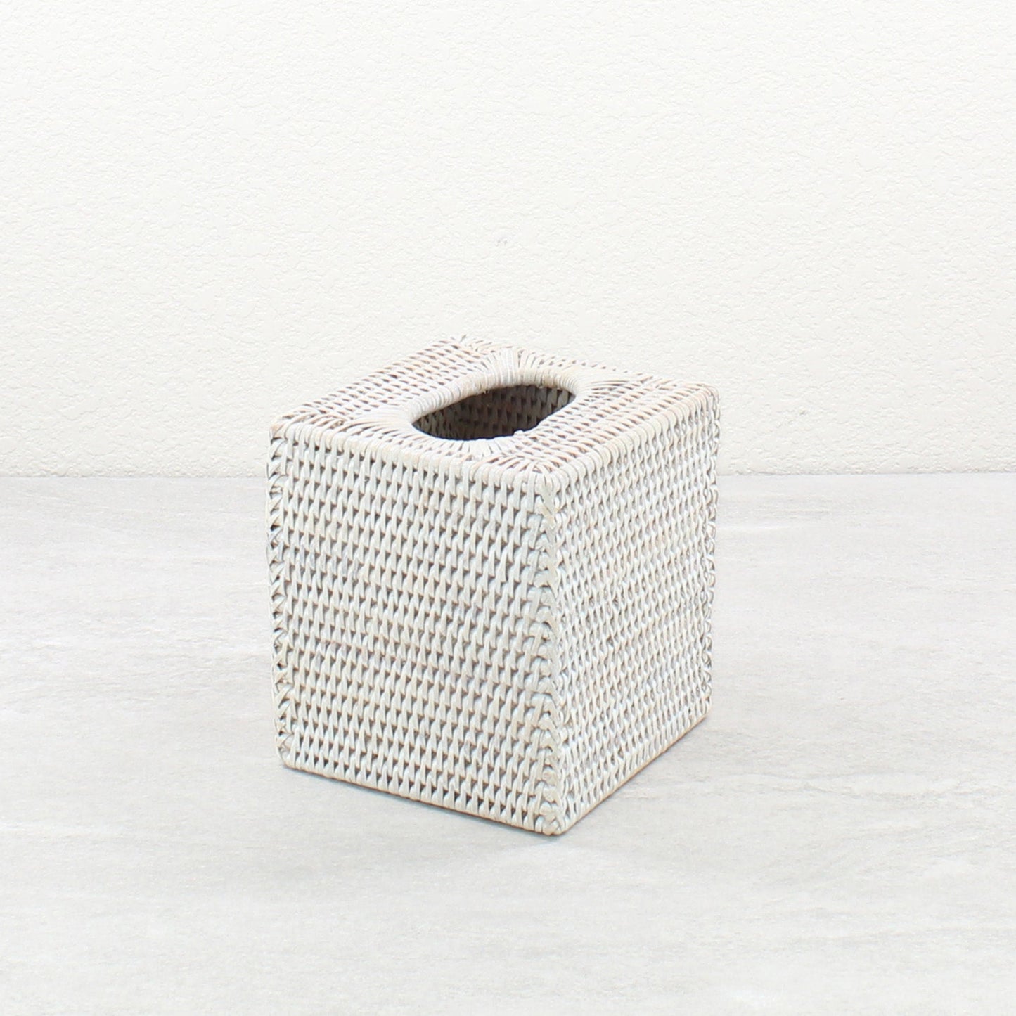 38-Rattan_Tissue_Box_Cover-Sustainable_Home_Organizing-Whitewash-02-use