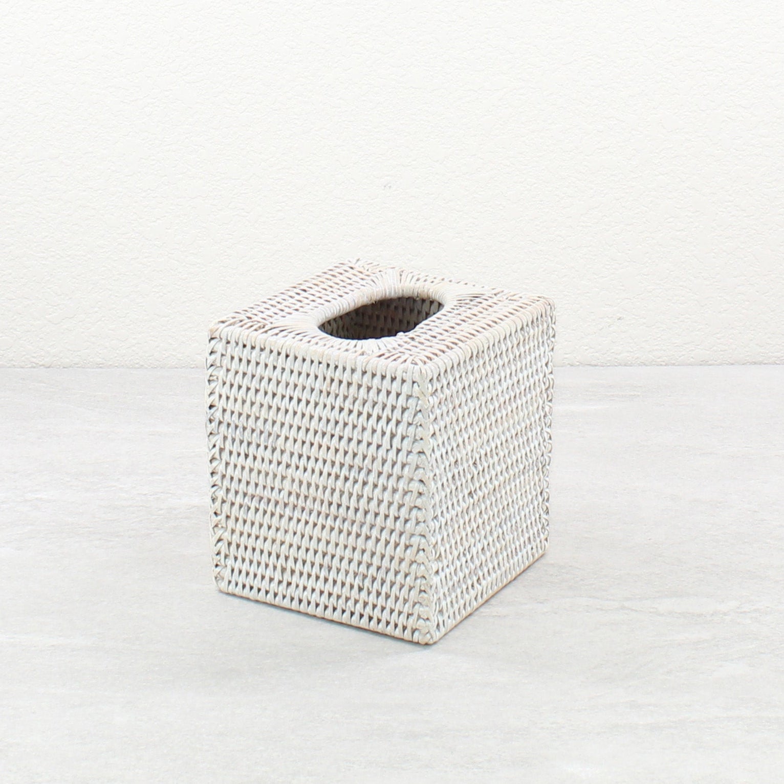 38-Rattan_Tissue_Box_Cover-Sustainable_Home_Organizing-Whitewash-02-use