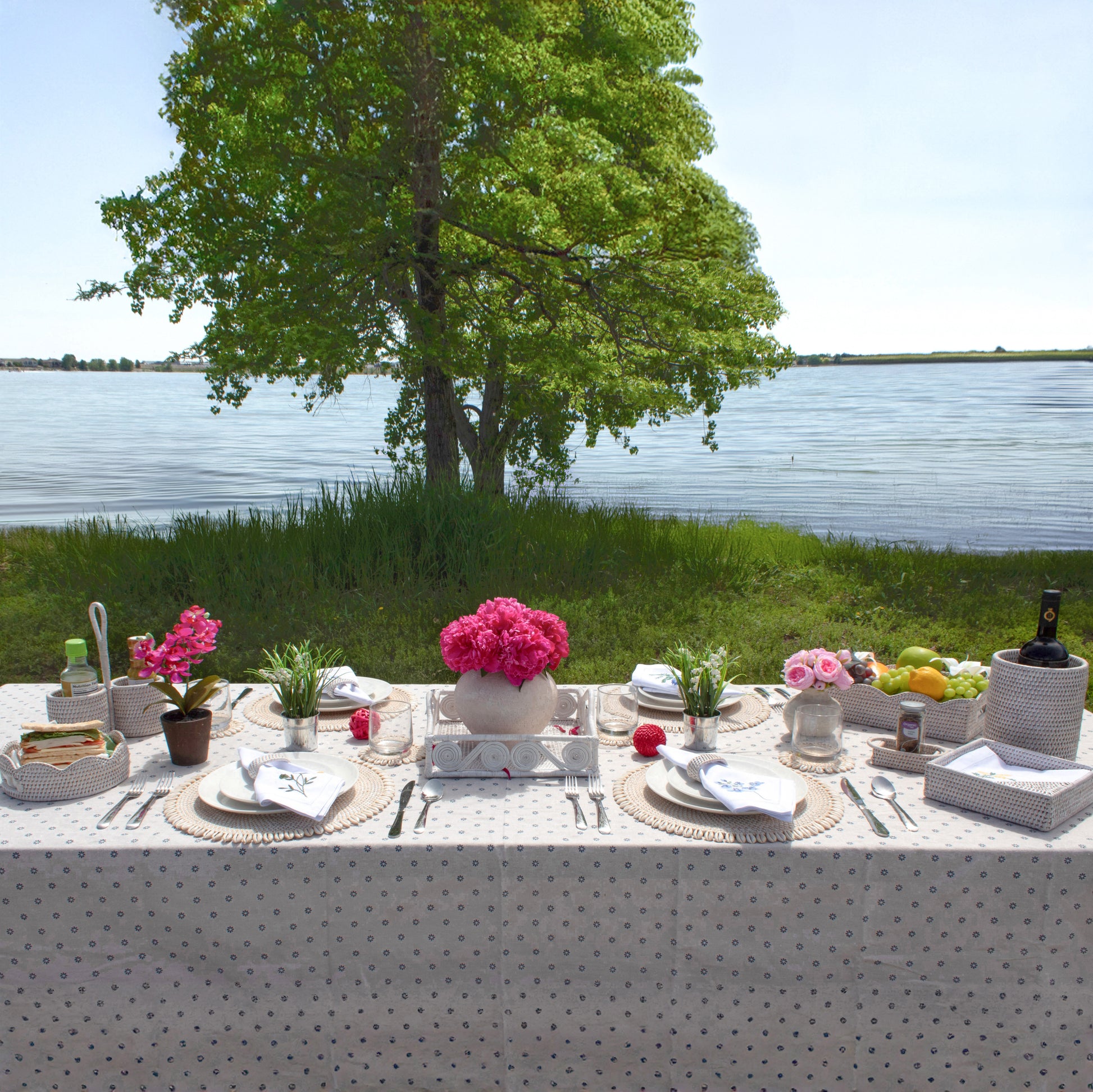 Dinning-Table-Setting-Luxury-High-Quality-Handmade-Sustainable-Whitewash-Rattan-Seashell-Coaster-3