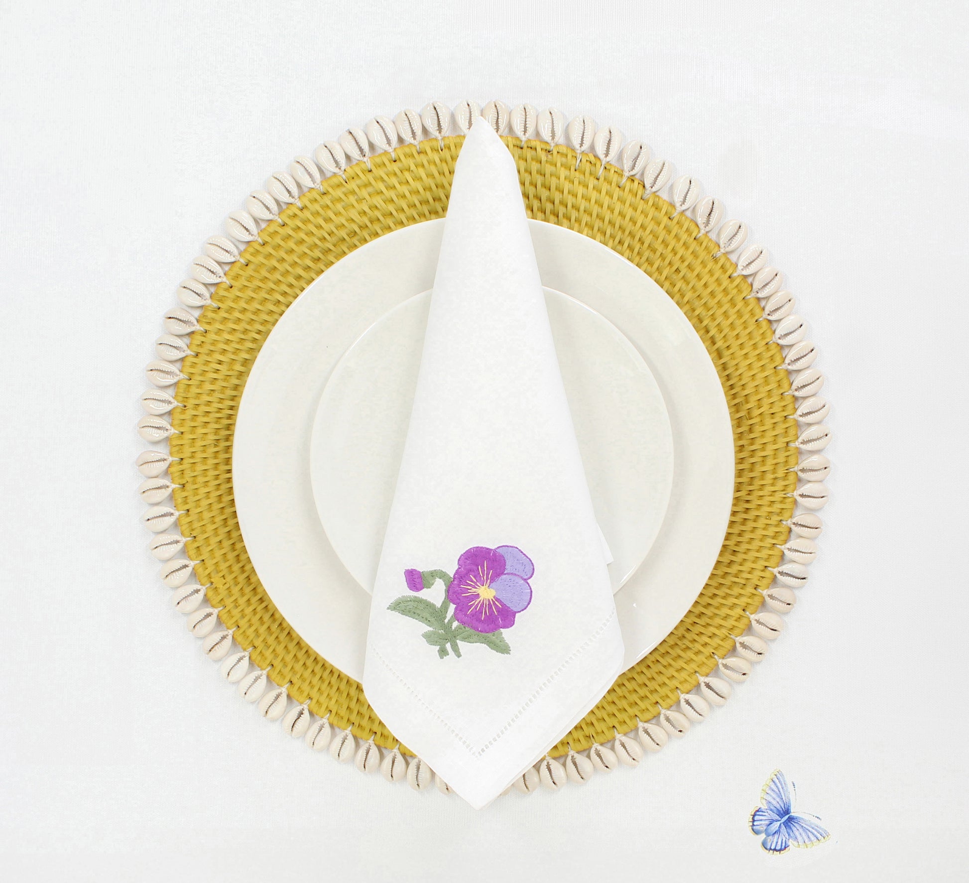 Dinning-Table-Setting-Luxury-High-Quality-Handmade-Sustainable-Yellow-Rattan-Seashell-Placemat-1