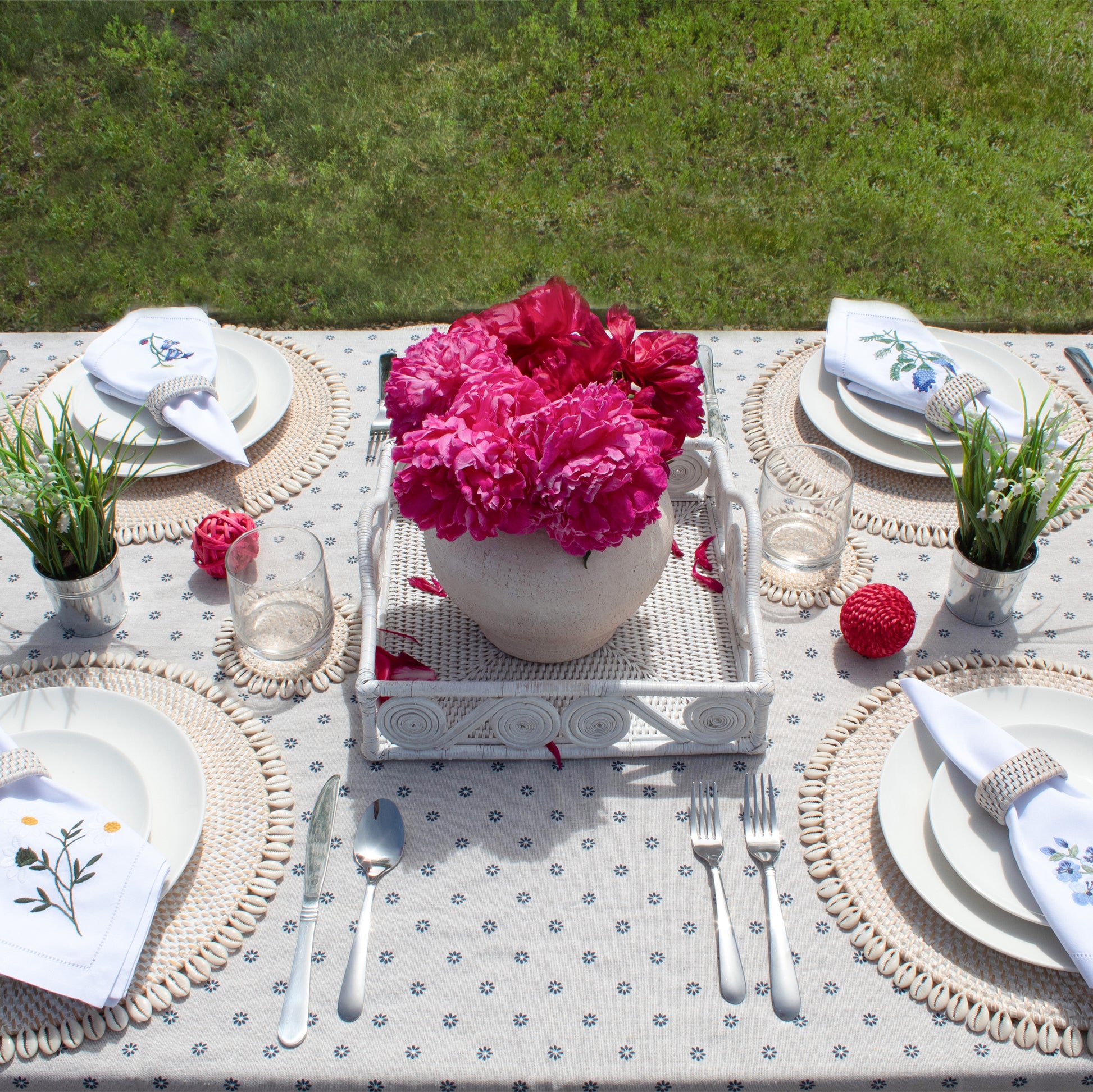 Luxury_Table_Setting-Eco_Handcraft_Rattan_Dining_Collection-Placemat_Tray-Whitewash-03-use
