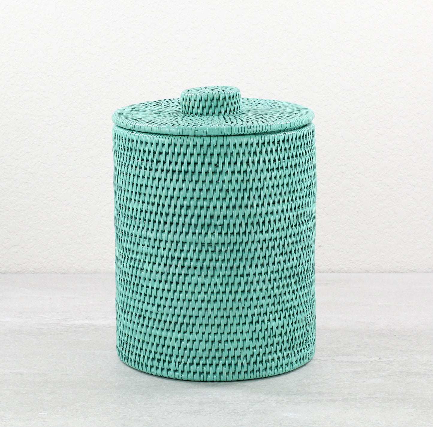 Rattan-Round-Waste-Bin-with-Lid_Plastic-Insert_-Sustainable-Home-Organizing-SeaGlass-001