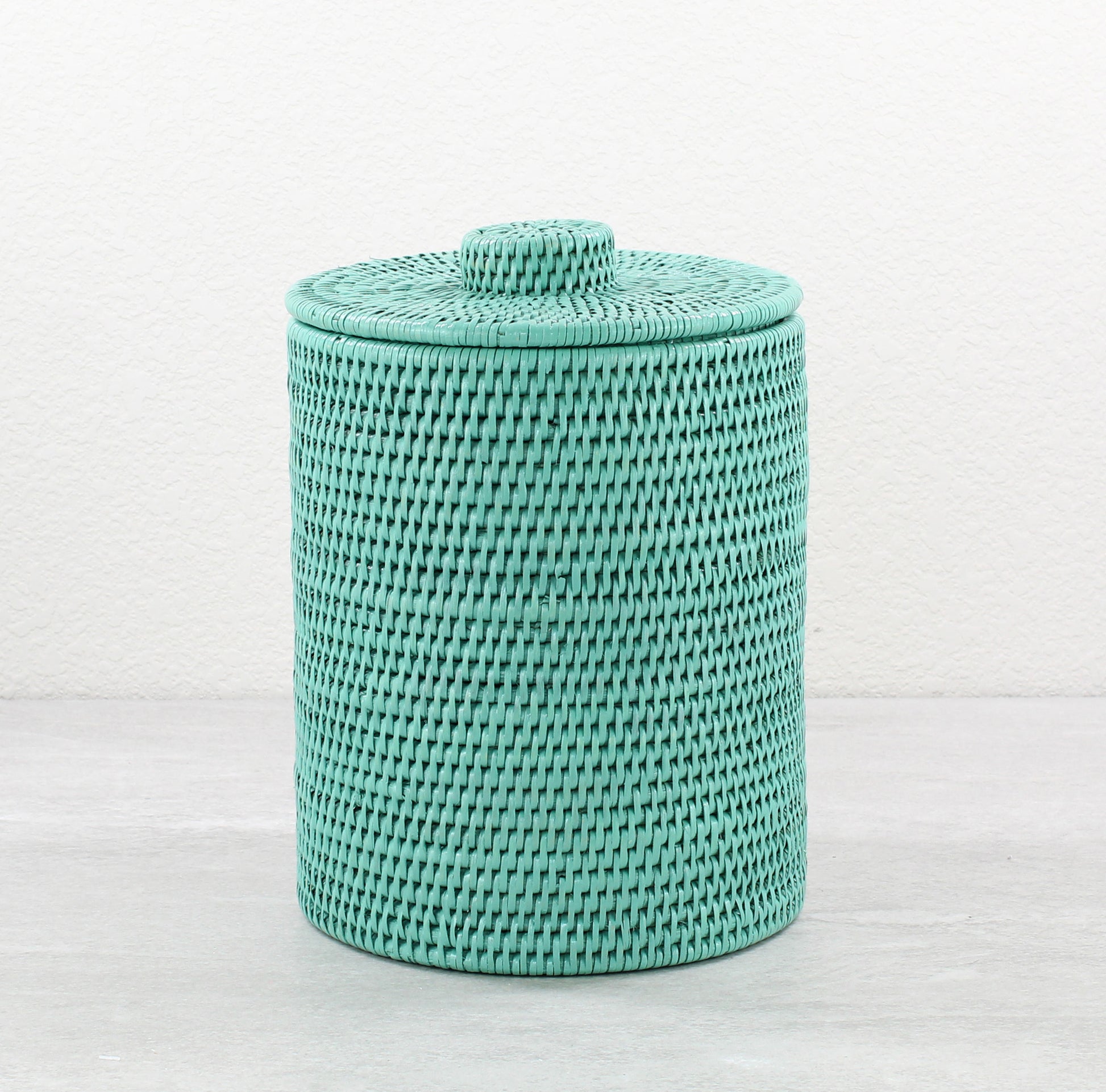 Rattan-Round-Waste-Bin-with-Lid_Plastic-Insert_-Sustainable-Home-Organizing-SeaGlass-001