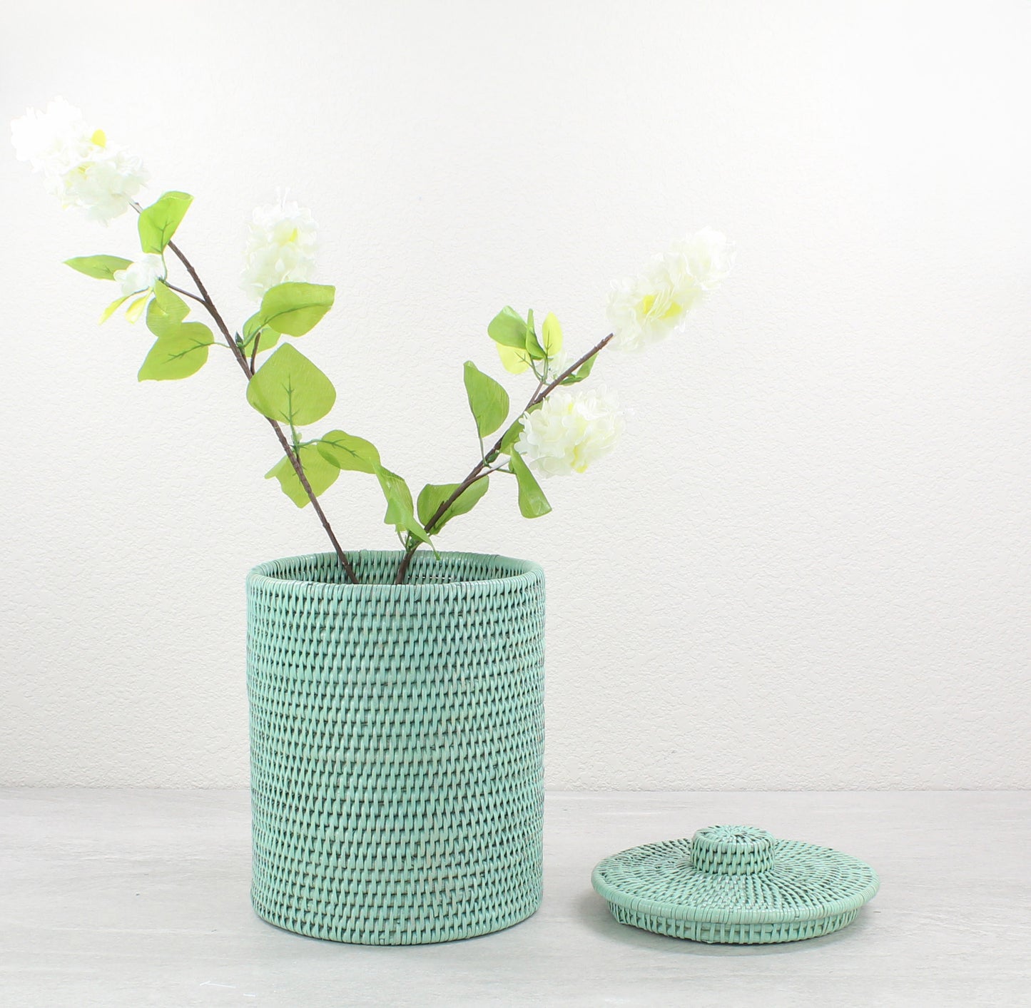 Rattan-Round-Waste-Bin-with-Lid_Plastic-Insert_-Sustainable-Home-Organizing-SeaGlass-002