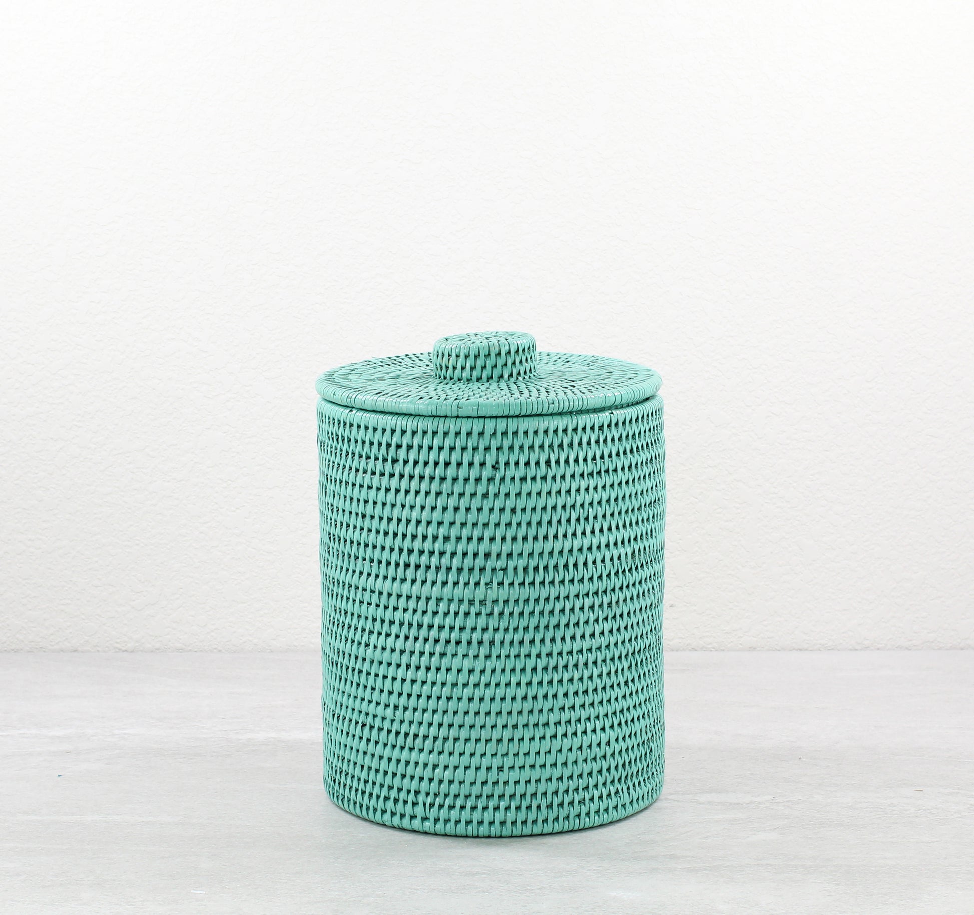 Rattan-Round-Waste-Bin-with-Lid_Plastic-Insert_-Sustainable-Home-Organizing-SeaGlass-003