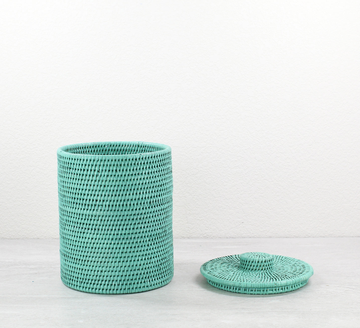 Rattan-Round-Waste-Bin-with-Lid_Plastic-Insert_-Sustainable-Home-Organizing-SeaGlass-006