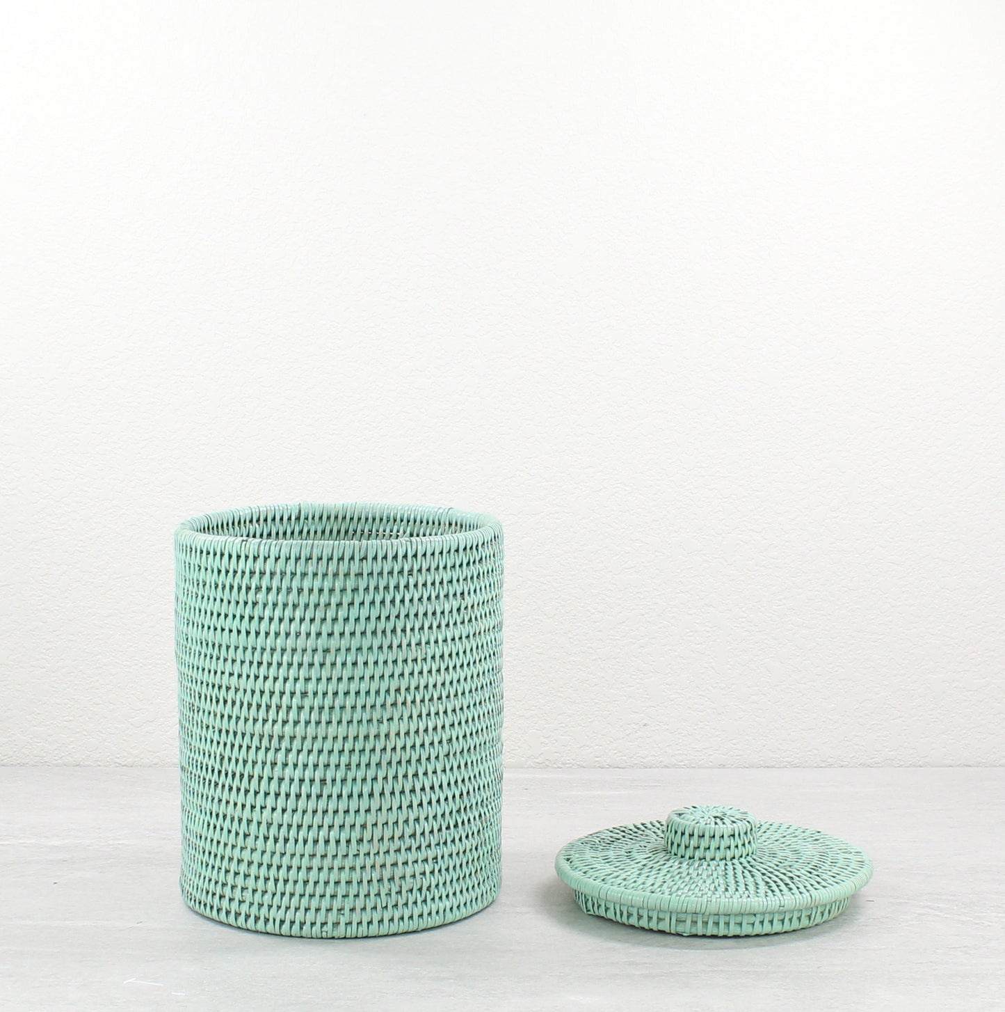 Rattan-Round-Waste-Bin-with-Lid_Plastic-Insert_-Sustainable-Home-Organizing-SeaGlass-008