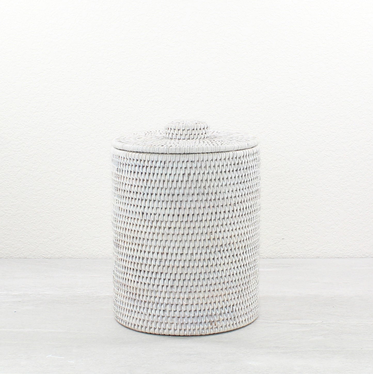 Rattan-Round-Waste-Bin-with-Lid_Plastic-Insert_-Sustainable-Home-Organizing-Whitewash-002