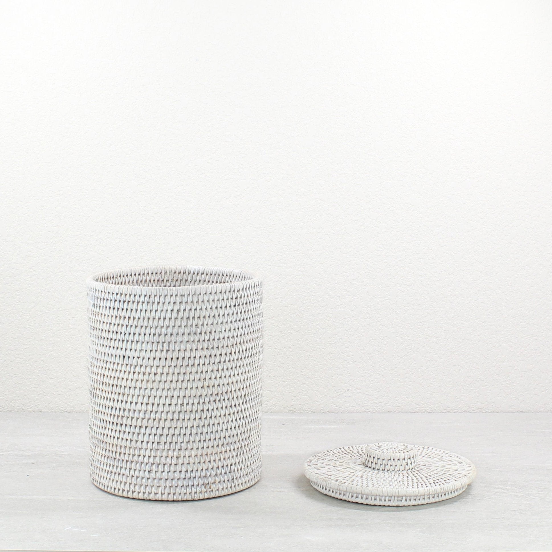 Rattan-Round-Waste-Bin-with-Lid_Plastic-Insert_-Sustainable-Home-Organizing-Whitewash-003