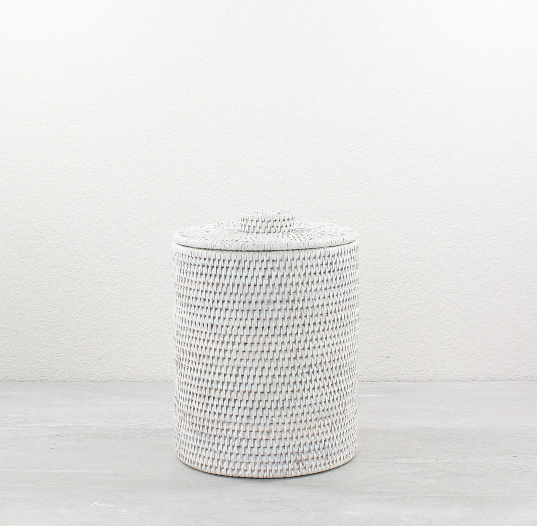 Rattan-Round-Waste-Bin-with-Lid_Plastic-Insert_-Sustainable-Home-Organizing-Whitewash-005