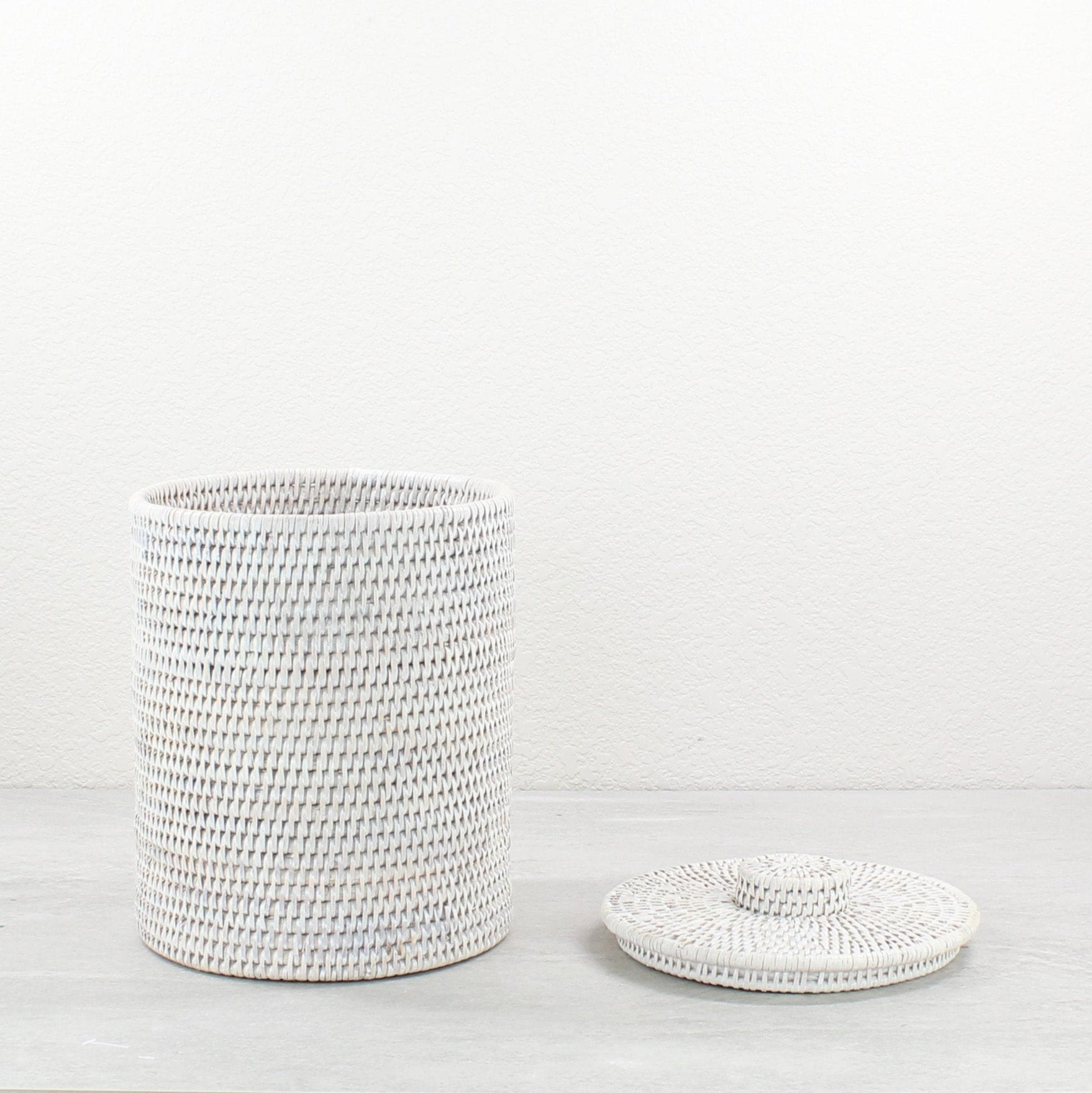 Rattan-Round-Waste-Bin-with-Lid_Plastic-Insert_-Sustainable-Home-Organizing-Whitewash-02