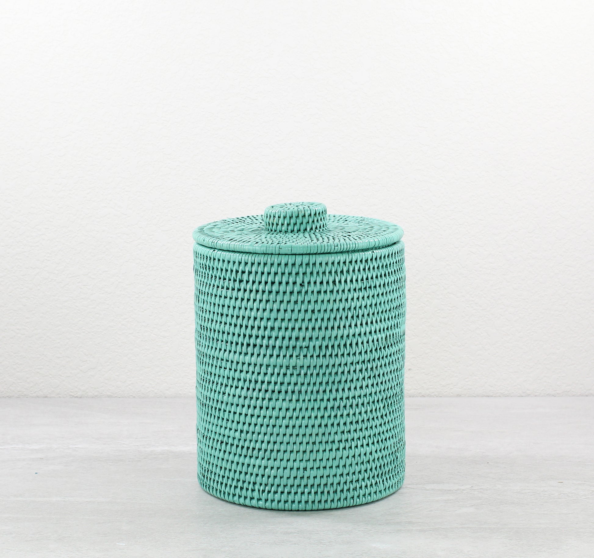 Rattan-Round-Waste-Bin-with-Lid_PlasticInsert_-Sustainable-Home-Organizing-SeaGlass-001