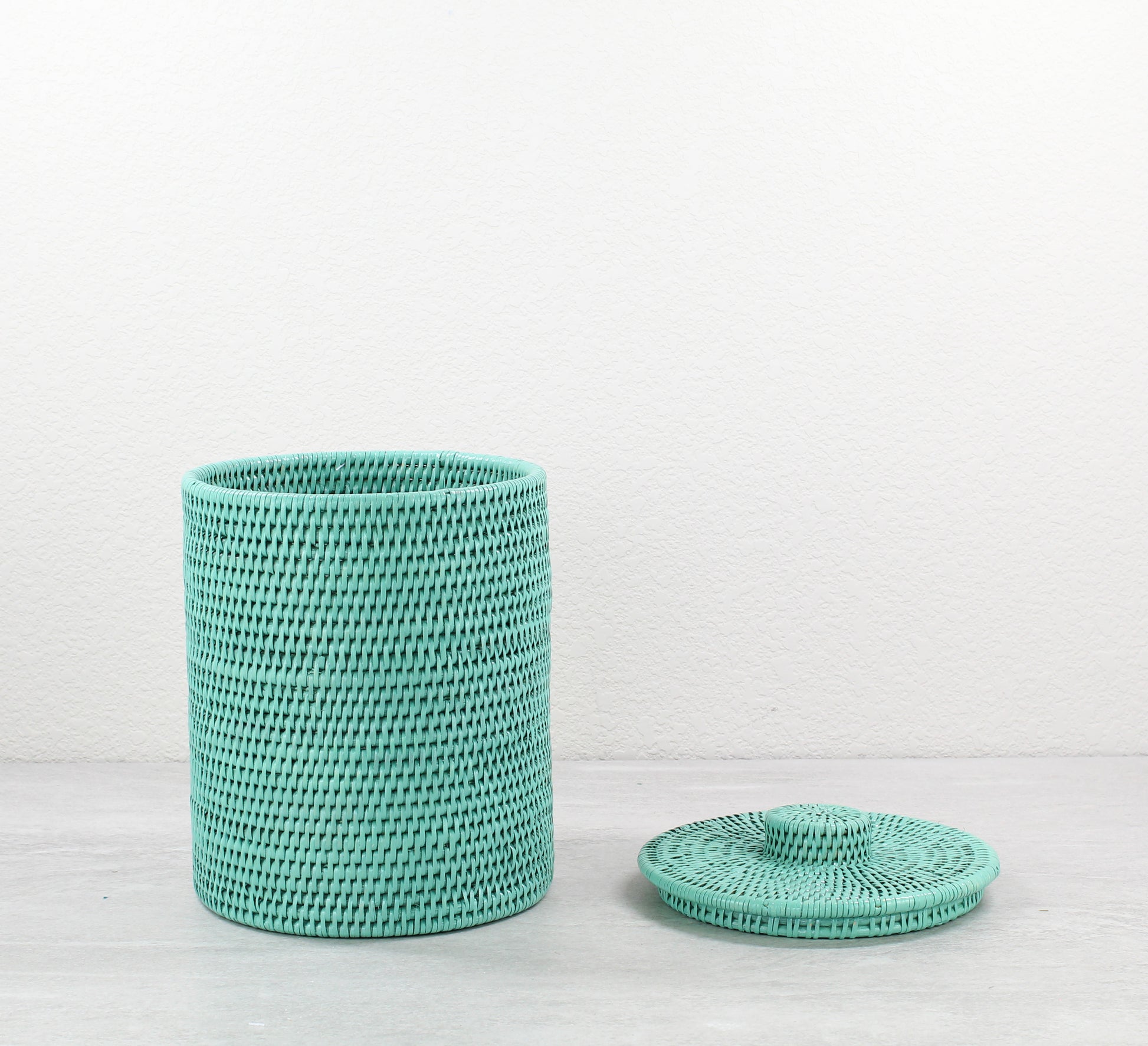 Rattan-Round-Waste-Bin-with-Lid_PlasticInsert_-Sustainable-Home-Organizing-SeaGlass-003