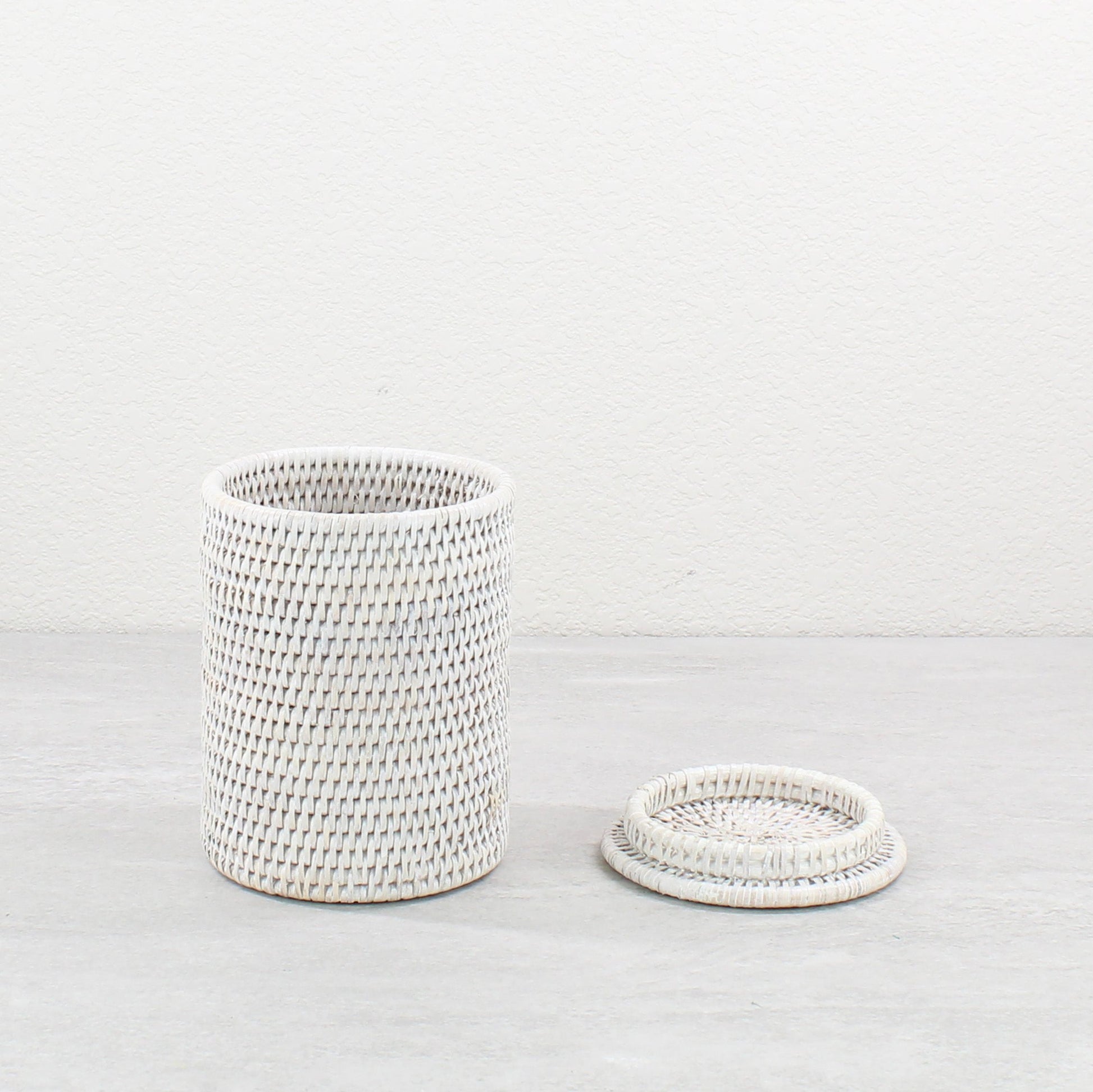 Rattan_Round_Box_with_Lid_no_Insert_-Sustainable_Home_Organizing-Whitewash-003