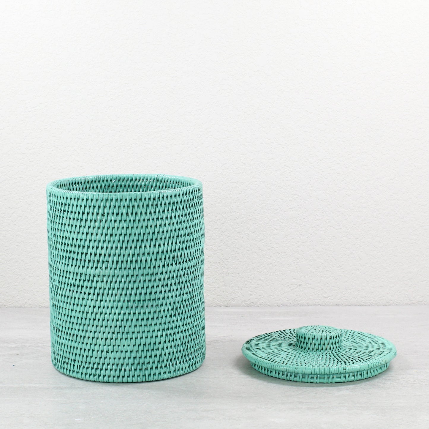 Rattan_Round_Waste_Bin_with_Lid_Plastic_Insert_-Sustainable_Home_Organizing-Sea_Glass-02
