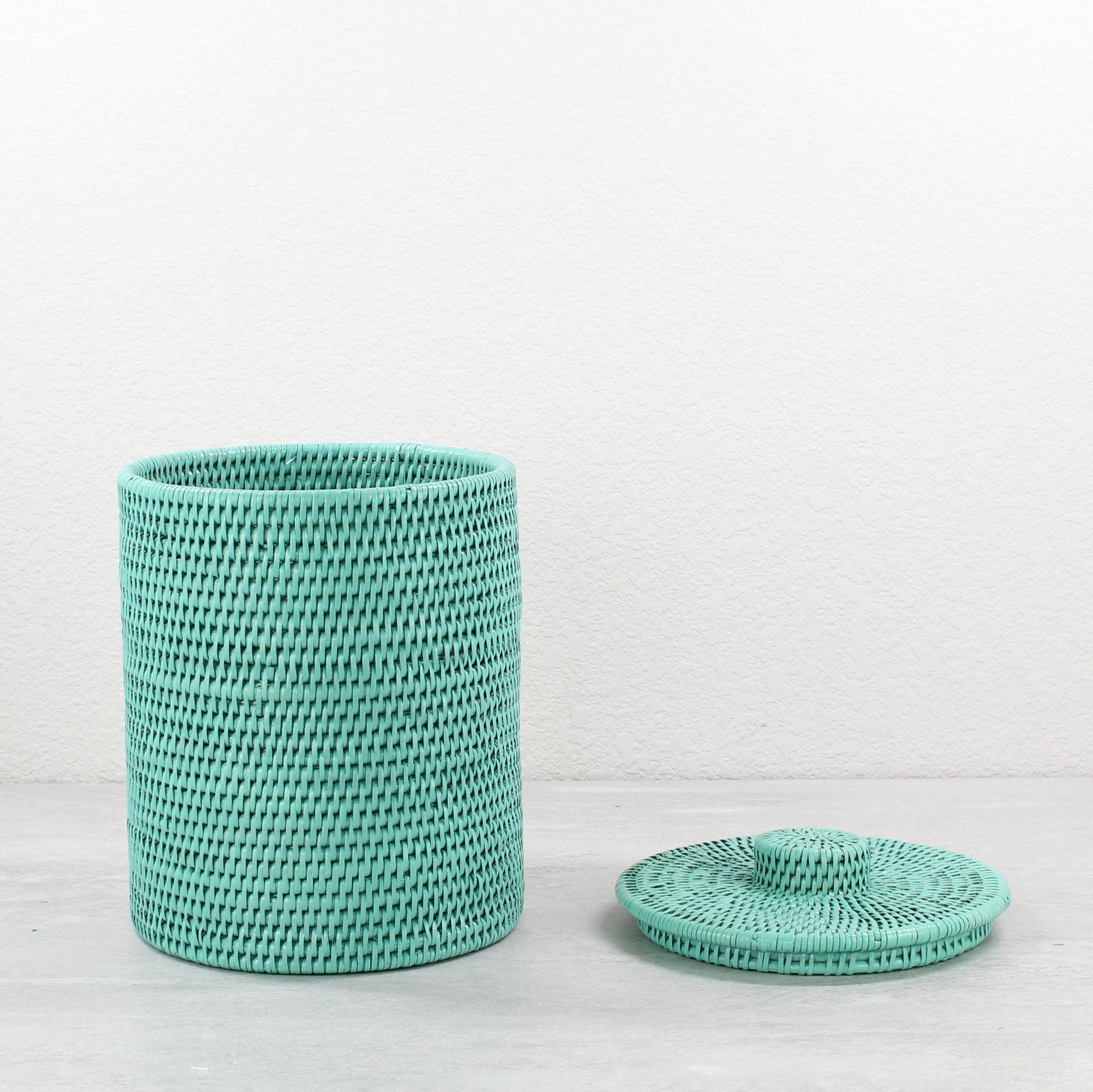 Rattan_Round_Waste_Bin_with_Lid_Plastic_Insert_-Sustainable_Home_Organizing-Sea_Glass-02