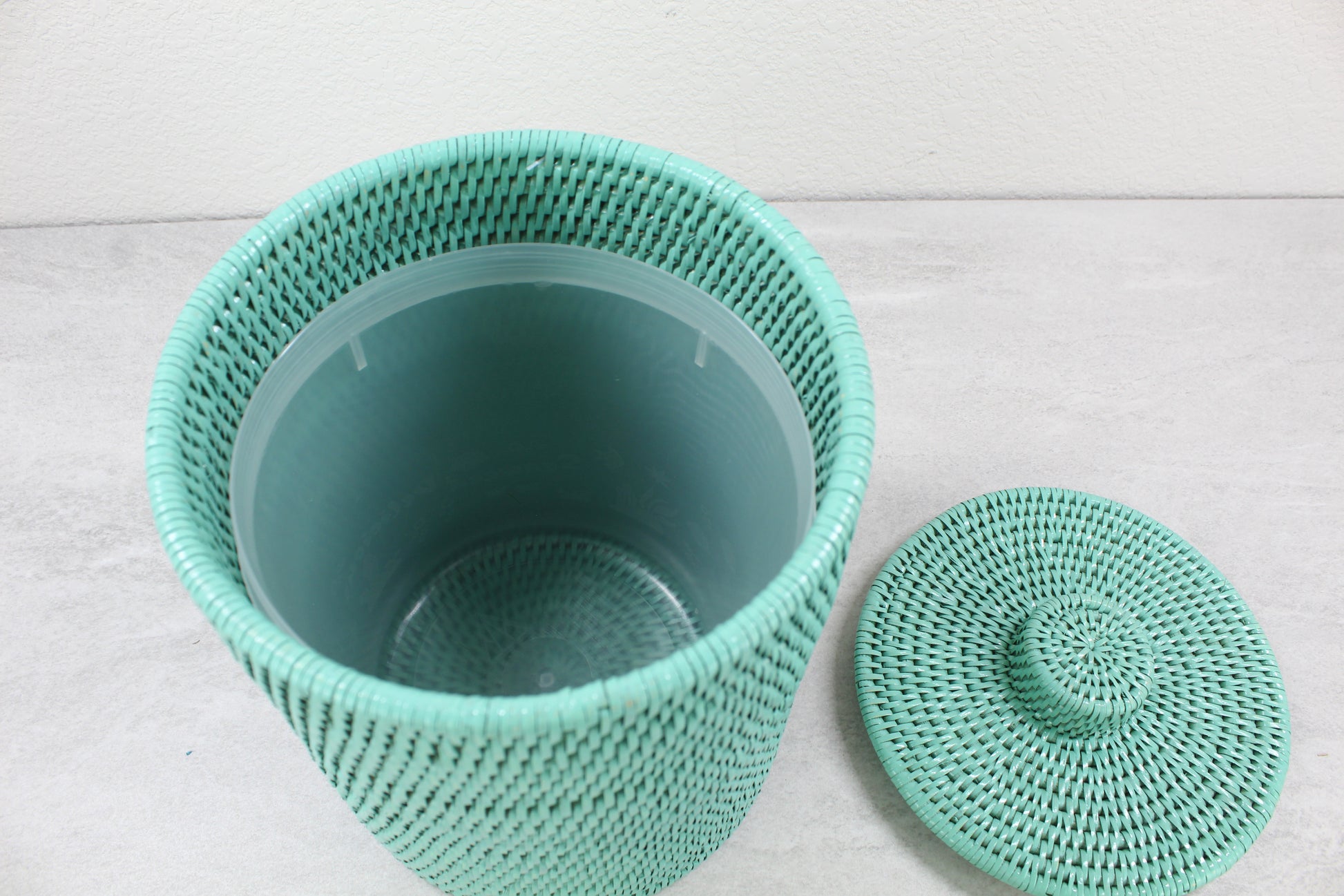 Rattan_Round_Waste_Bin_with_Lid_Plastic_Insert_-Sustainable_Home_Organizing-Sea_Glass-03