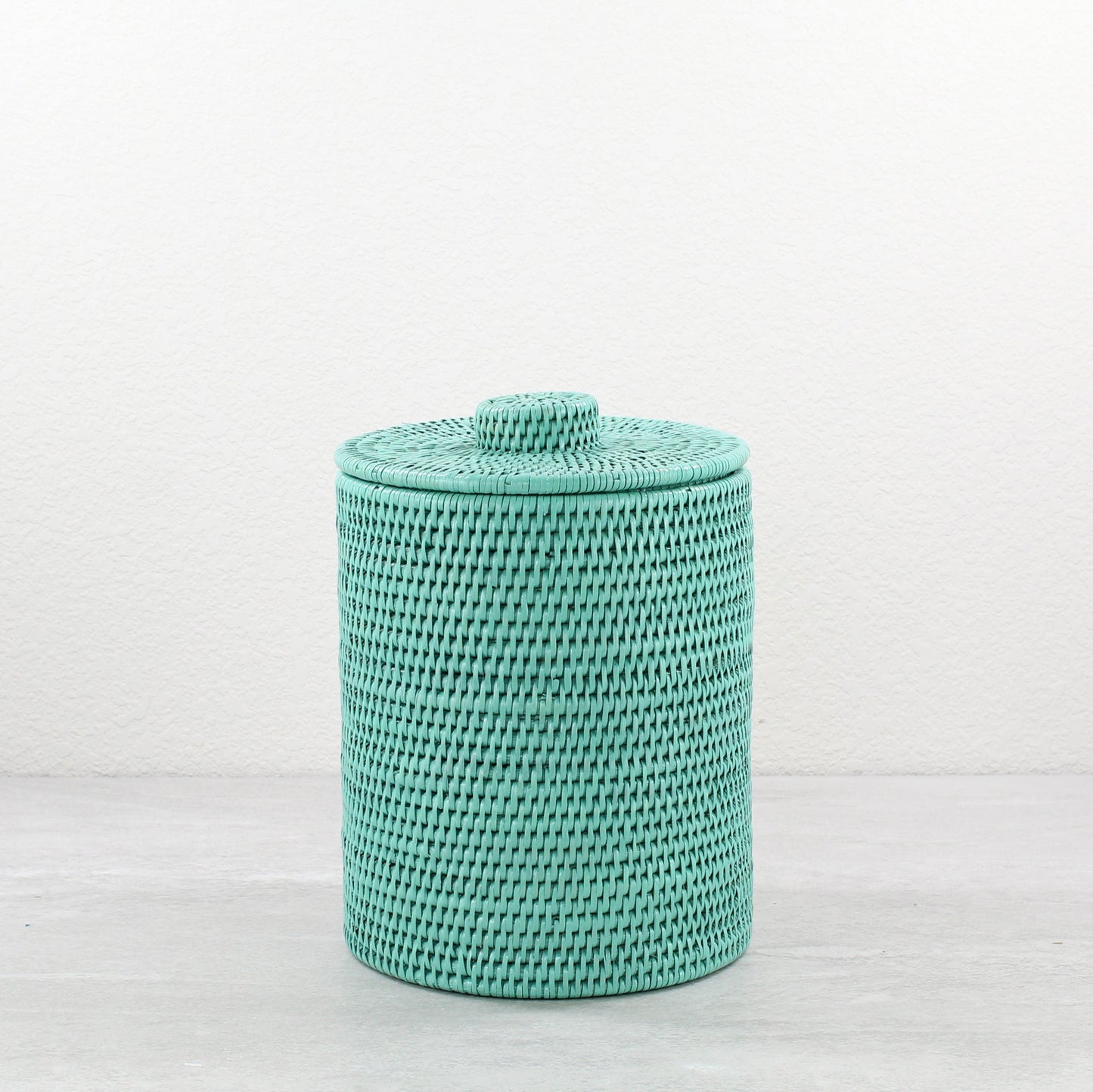 Rattan_Round_Waste_Bin_with_Lid_Plastic_Insert_-Sustainable_Home_Organizing-Turquoise