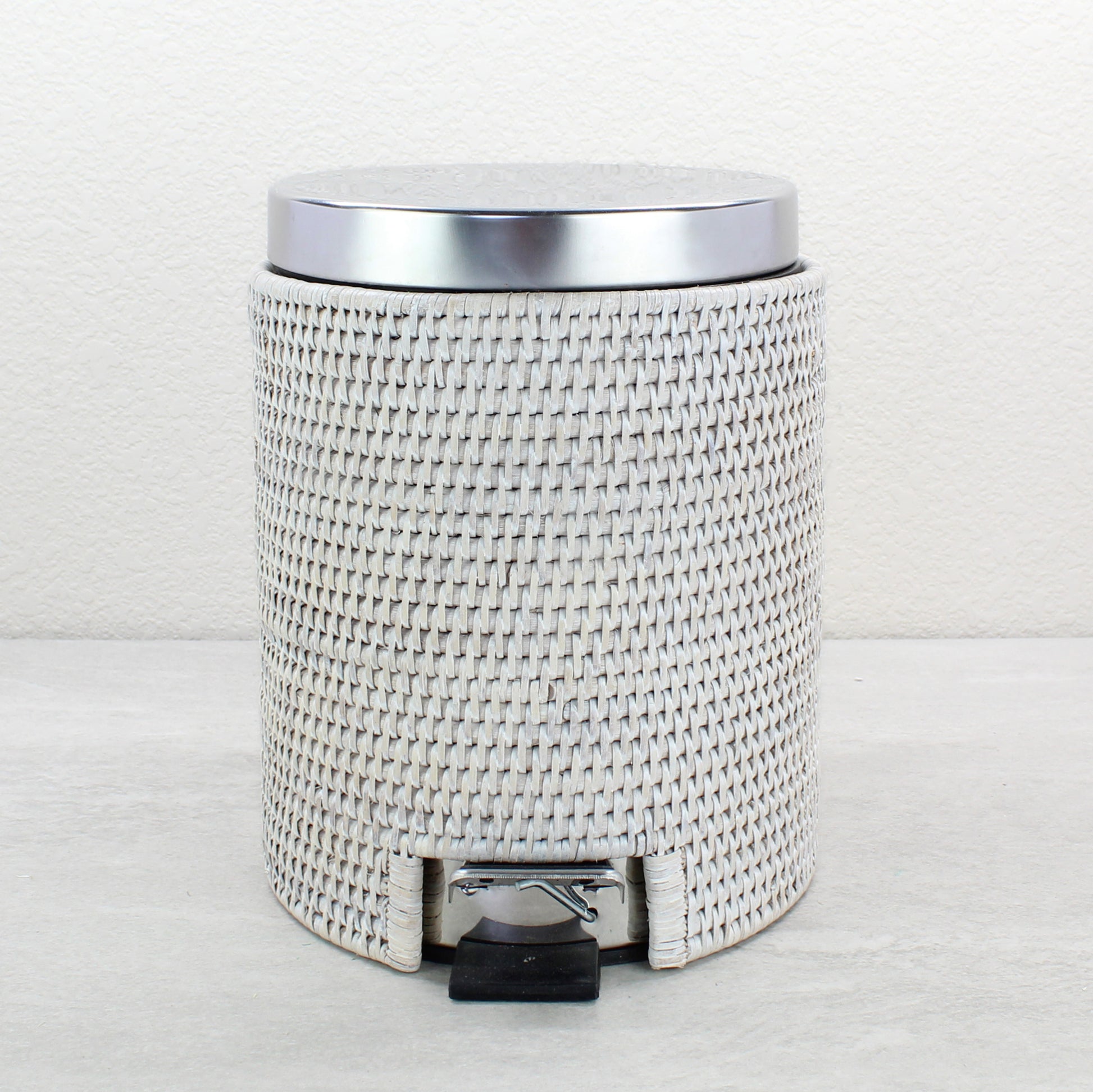 Rattan_Waste_Bin_with_Metal_Inside_and_Plastic_Insert-Sustainable_Home_Organizing-001