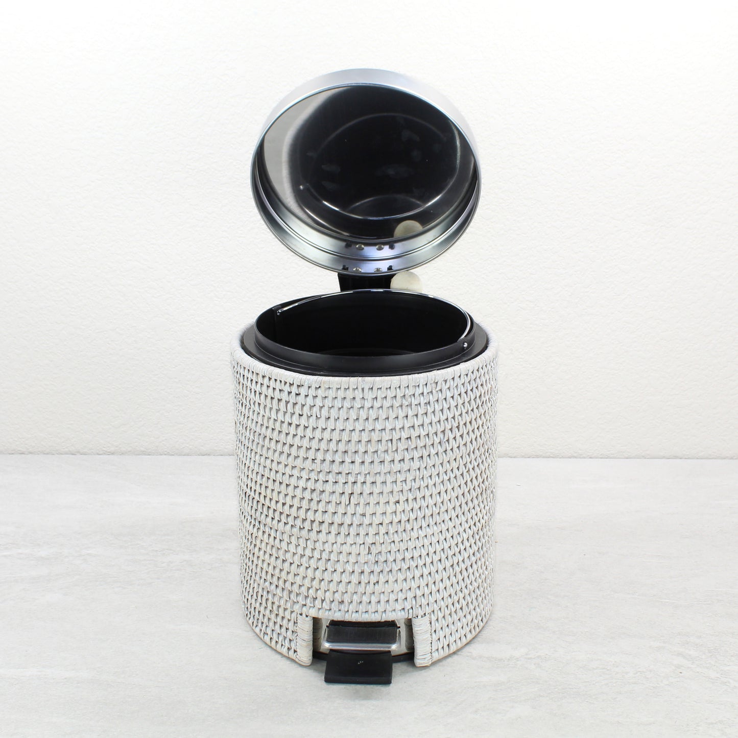 Rattan_Waste_Bin_with_Metal_Inside_and_Plastic_Insert-Sustainable_Home_Organizing-003