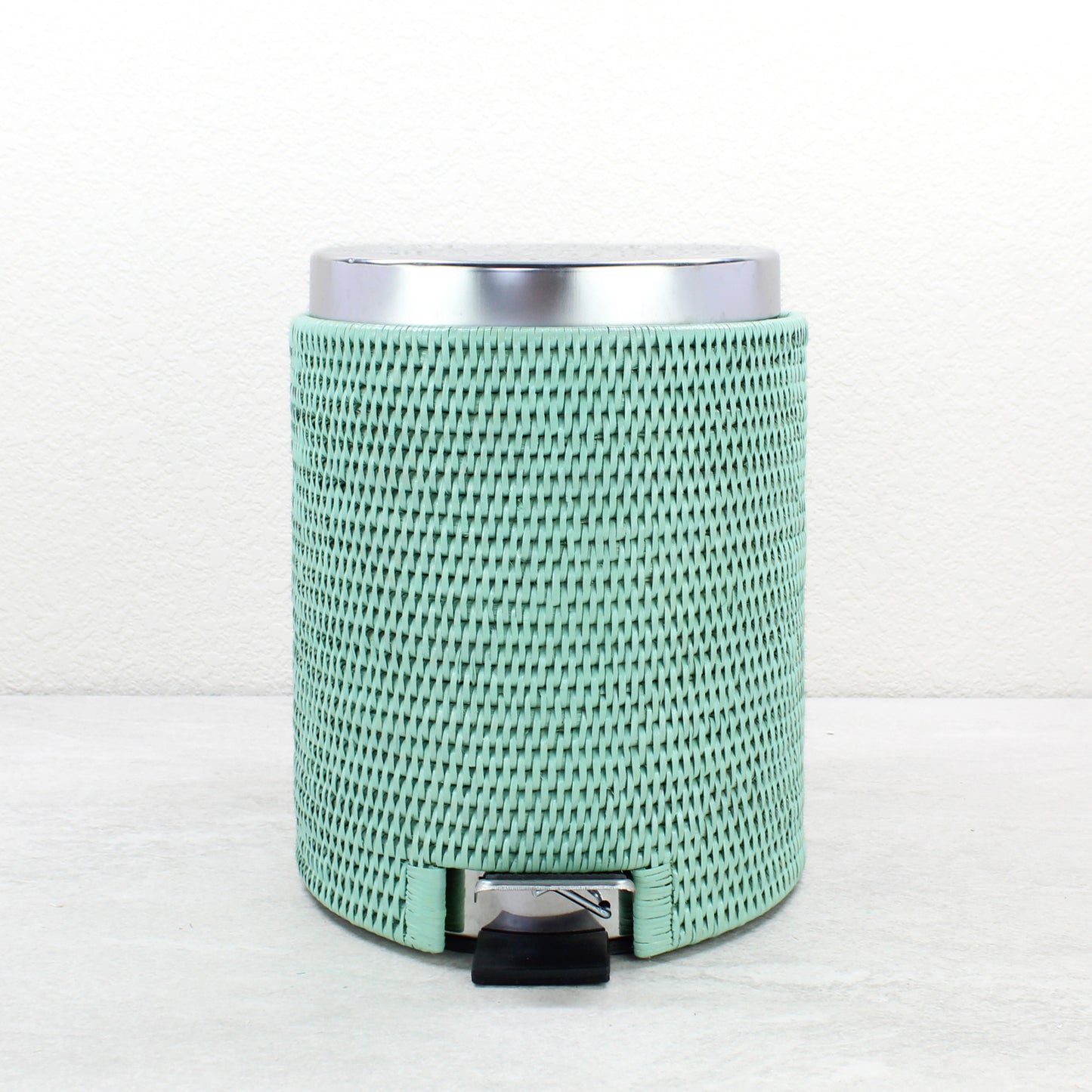 Rattan_Waste_Bin_with_Metal_Inside_and_Plastic_Insert-Sustainable_Home_Organizing-004
