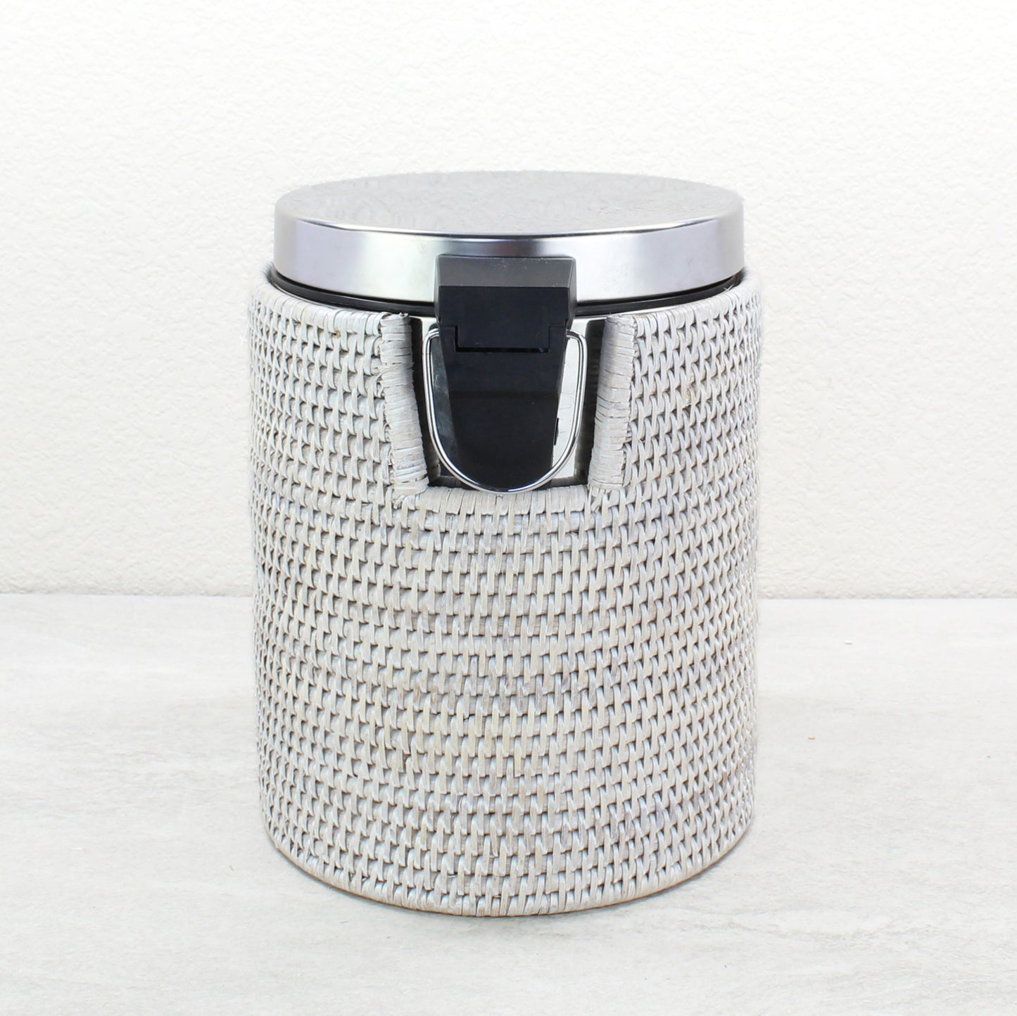 Rattan_Waste_Bin_with_Metal_Inside_and_Plastic_Insert-Sustainable_Home_Organizing-005